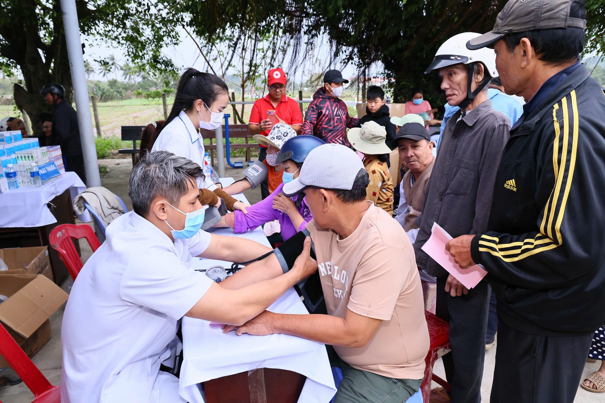 Giám đốc Sở Y tế Đồng Nai kể hành trình nghĩa tình đến vùng lũ Đắk Lắk- Ảnh 4.