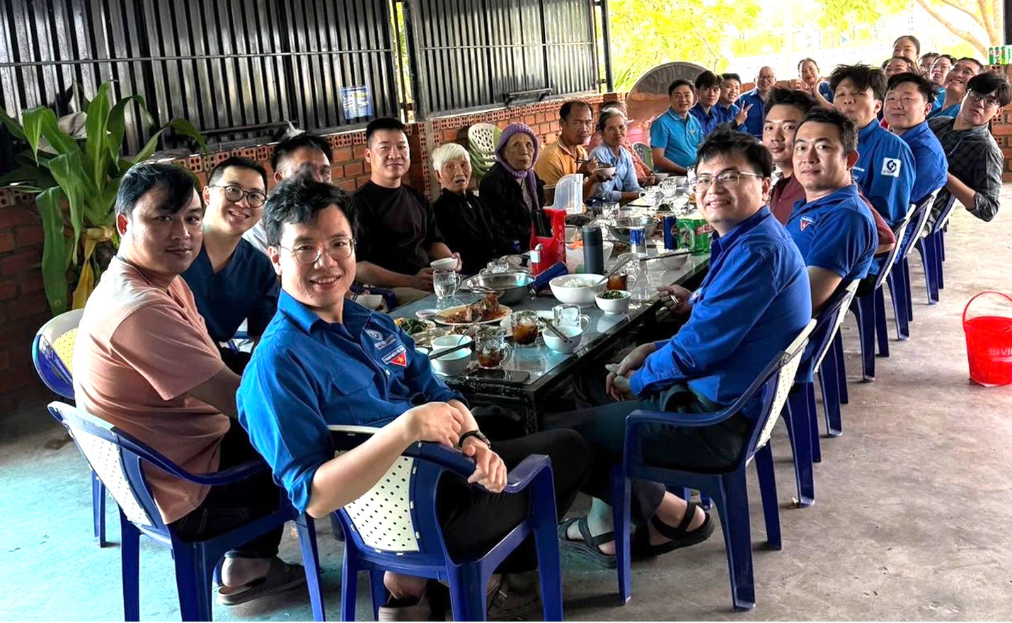 Bác sĩ TP.HCM về vùng lũ khám bệnh, góp tiền mua gạo, mời cơm người dân- Ảnh 1. Bác sĩ TP.HCM về vùng lũ khám bệnh, góp tiền mua gạo, mời cơm người dân- Ảnh 1.