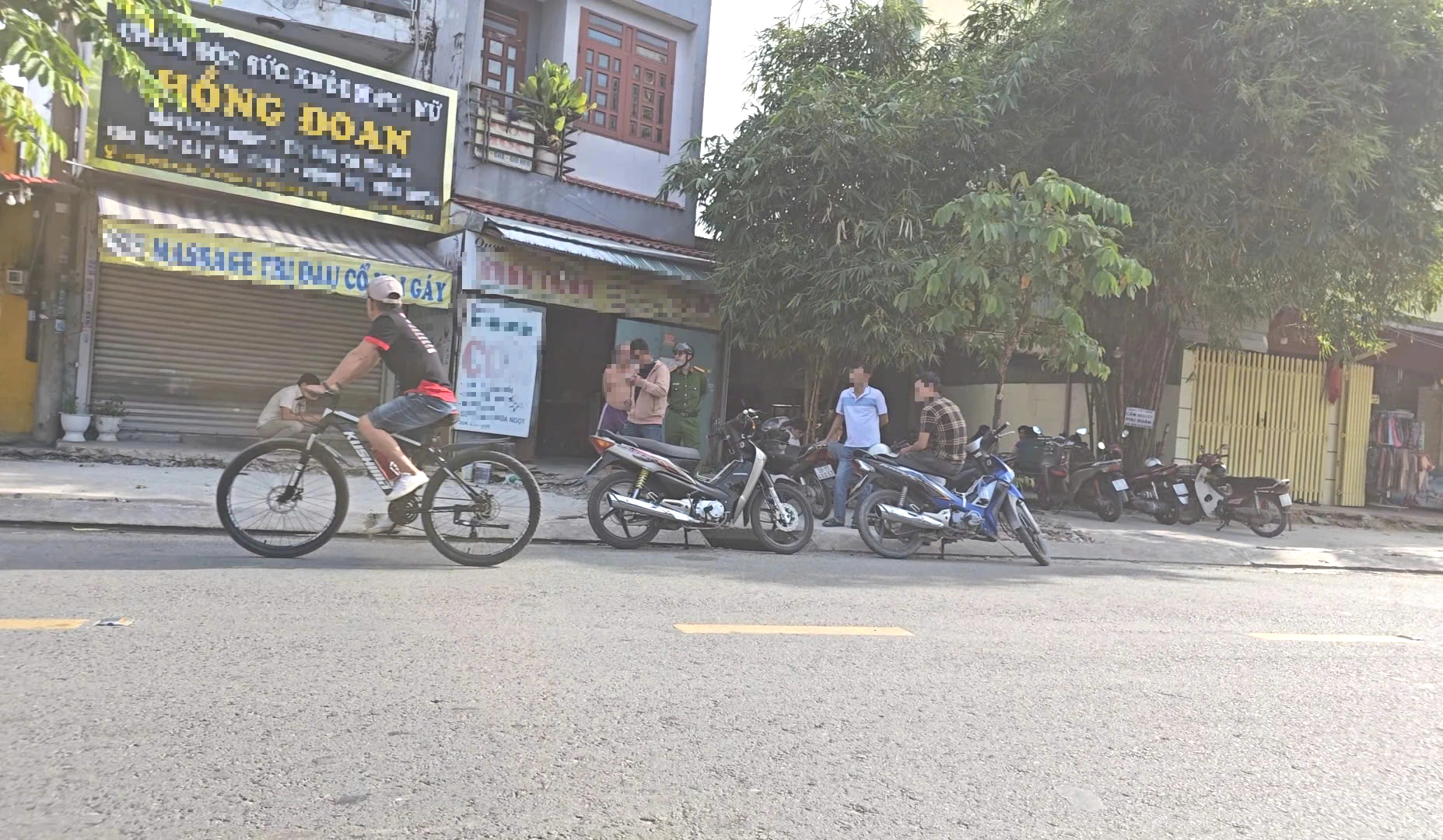 Xôn xao clip nhóm người đánh, dùng đá đập đầu 2 nam thanh niên ở TP.HCM- Ảnh 2.