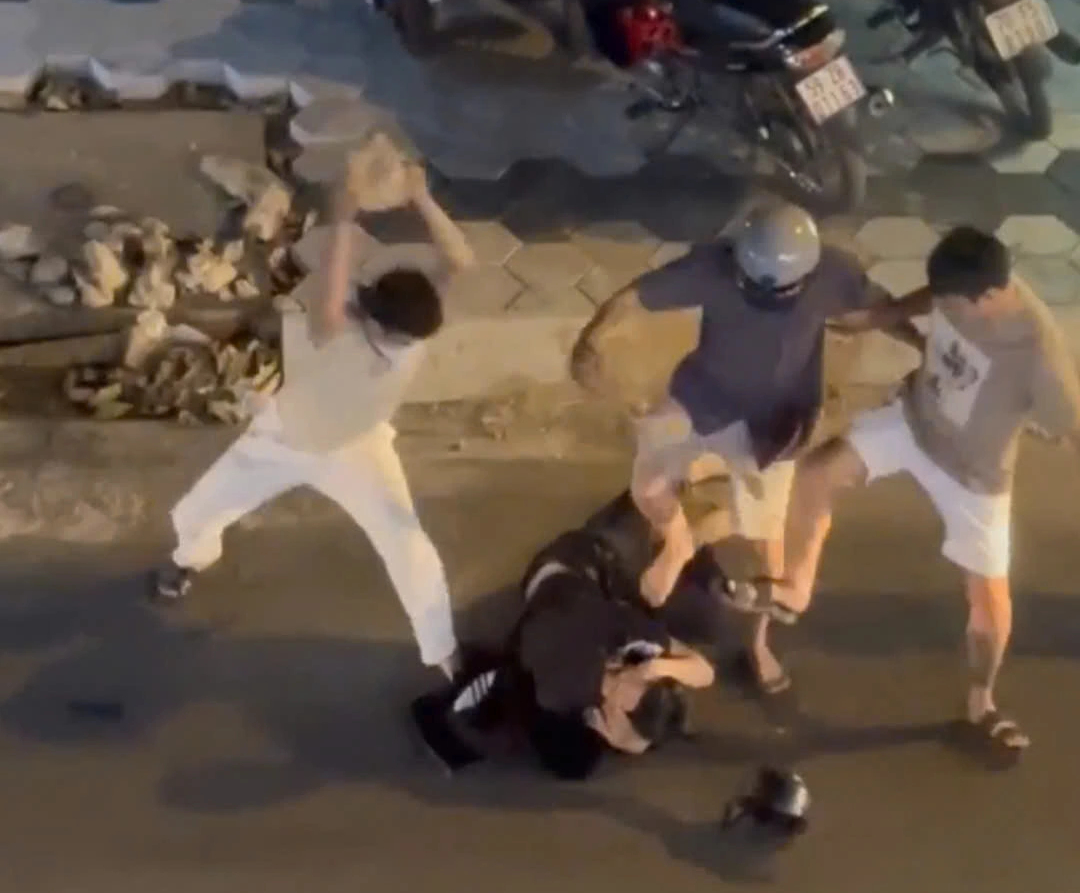 Xôn xao clip nhóm người đánh, dùng đá đập đầu 2 nam thanh niên ở TP.HCM- Ảnh 1.