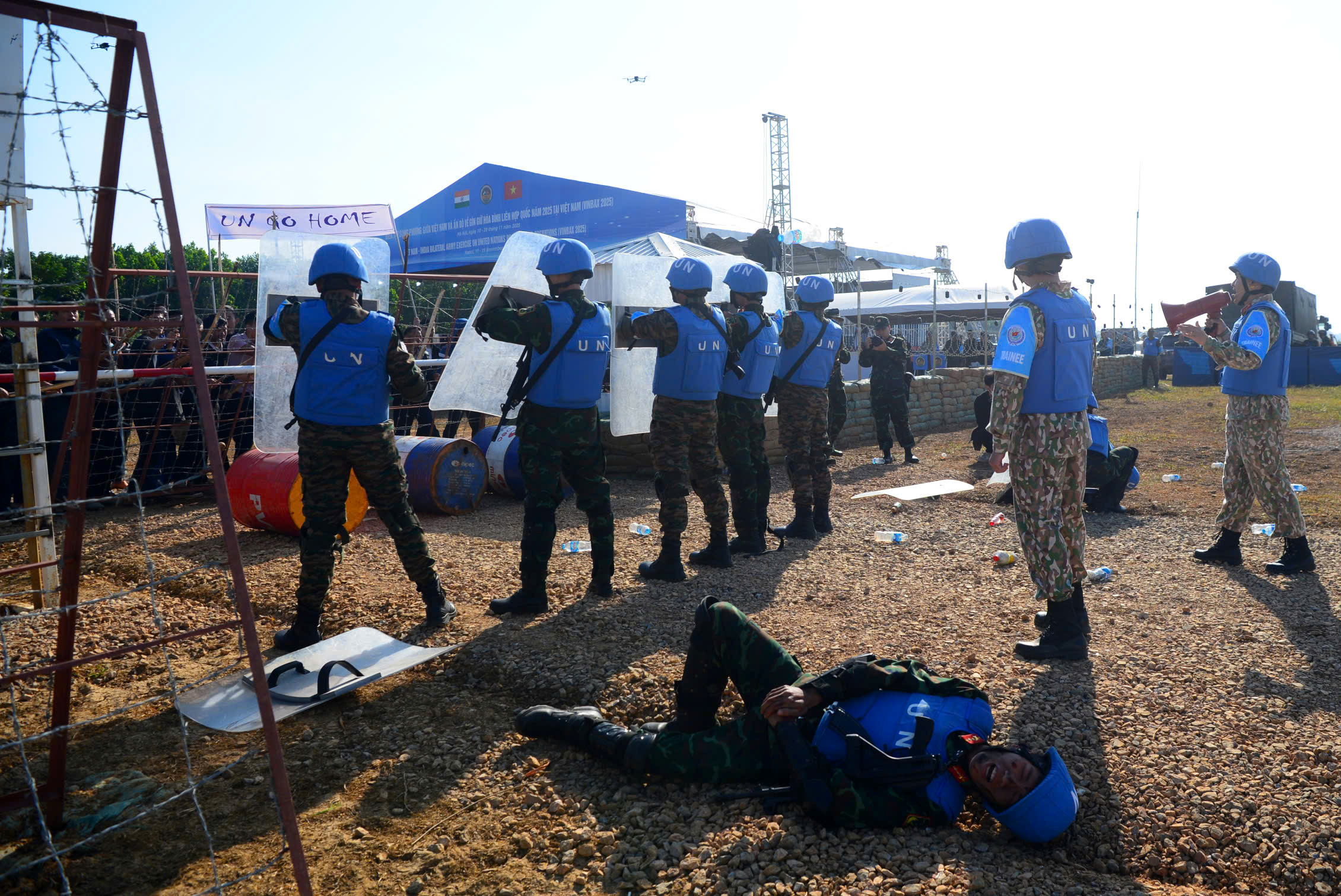 Quân đội Việt Nam - Ấn Độ diễn tập cứu trợ thảm họa động đất tại VINBAX 2025 - Ảnh 12. Quân đội Việt Nam - Ấn Độ diễn tập cứu trợ thảm họa động đất tại VINBAX 2025 - Ảnh 12.