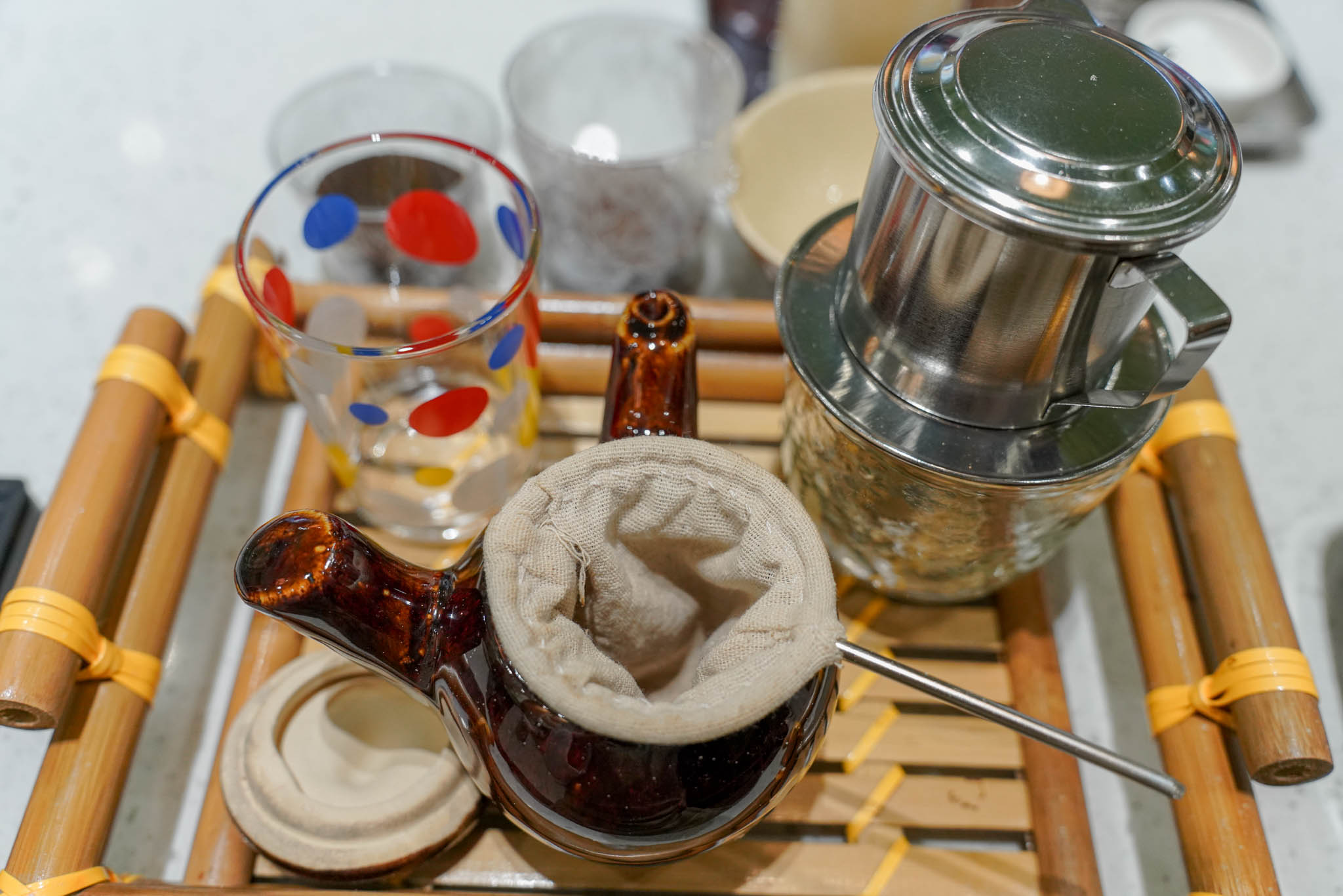 Khách Tây nườm nượp tới TP.HCM học pha cà phê trứng - Ảnh 1.