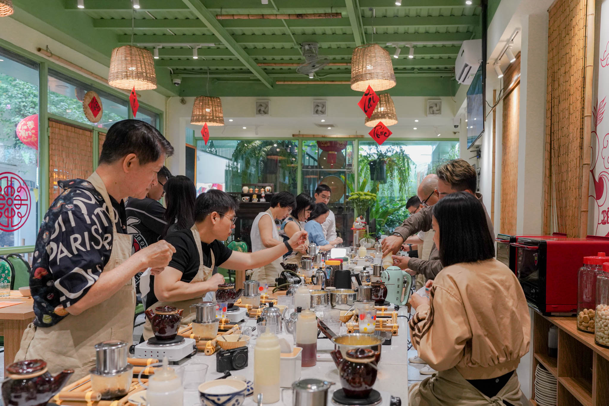 Khách Tây nườm nượp tới TP.HCM học pha cà phê trứng - Ảnh 2.