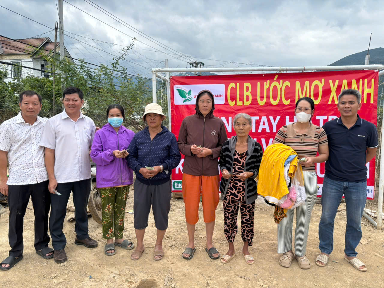 CLB Ước mơ xanh mang Hơi ấm đến bà con vùng lũ khánh hòa và Đắk Lắk - Ảnh 3.