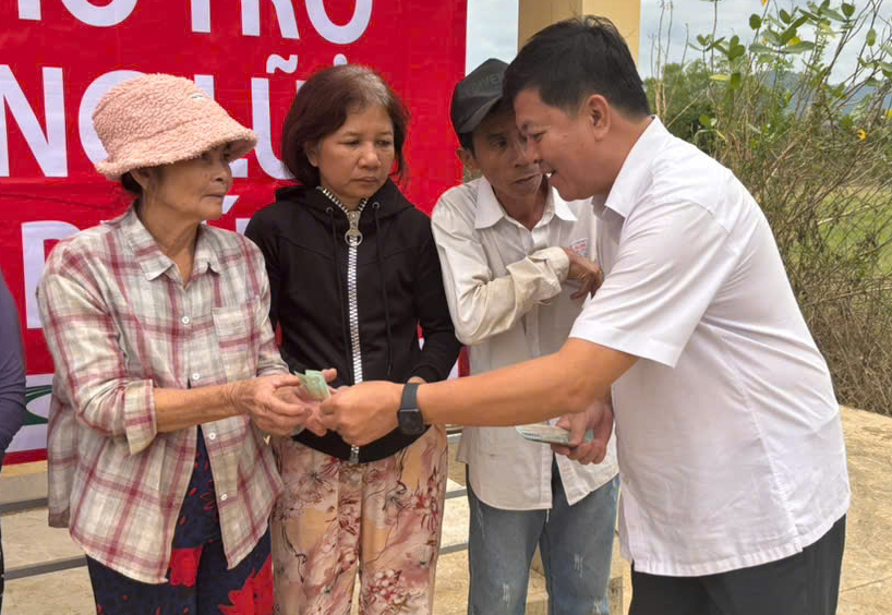 CLB Ước mơ xanh mang Hơi ấm đến bà con vùng lũ khánh hòa và Đắk Lắk - Ảnh 2.