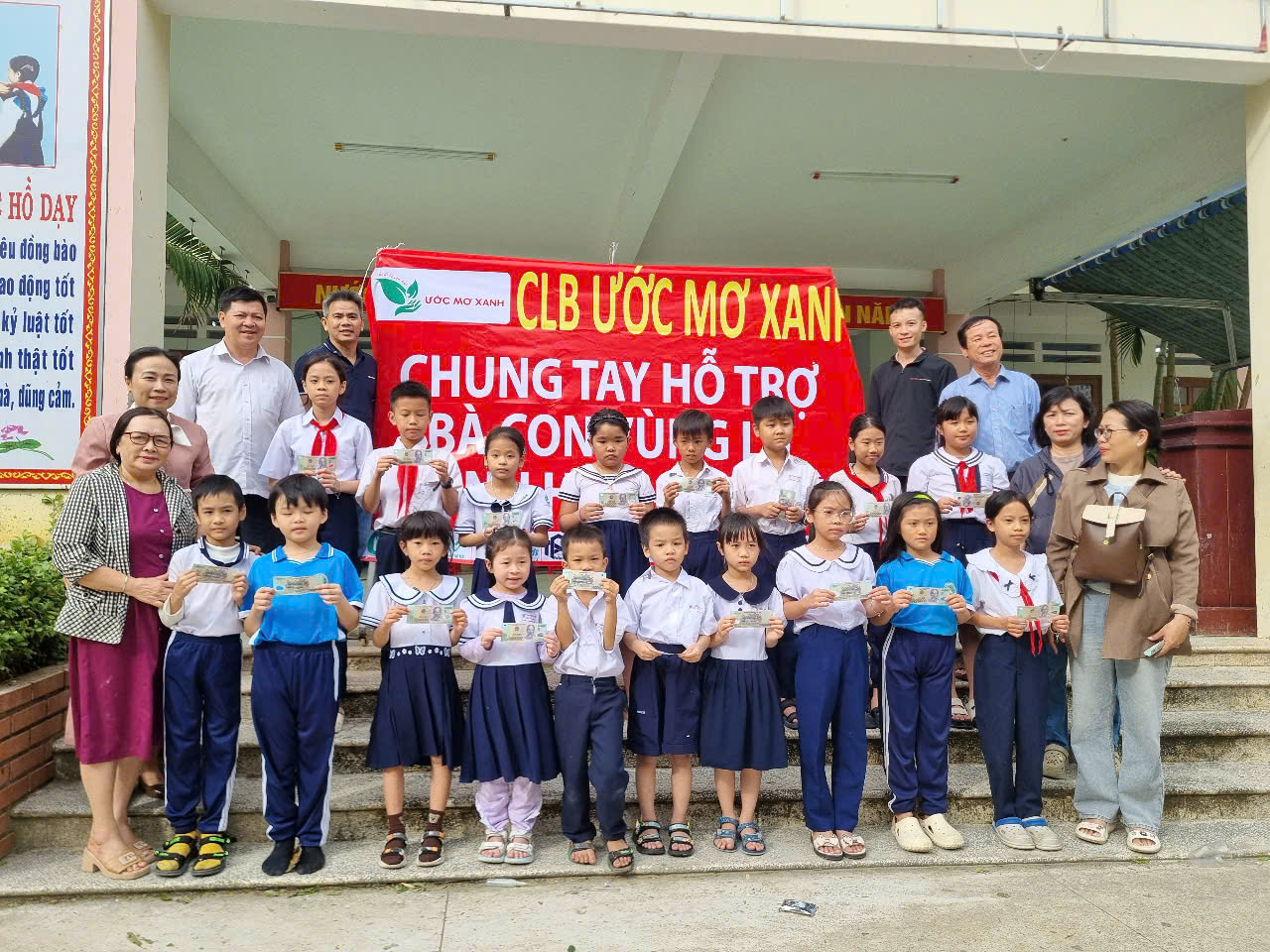 CLB Ước mơ xanh mang Hơi ấm đến bà con vùng lũ khánh hòa và Đắk Lắk - Ảnh 5.