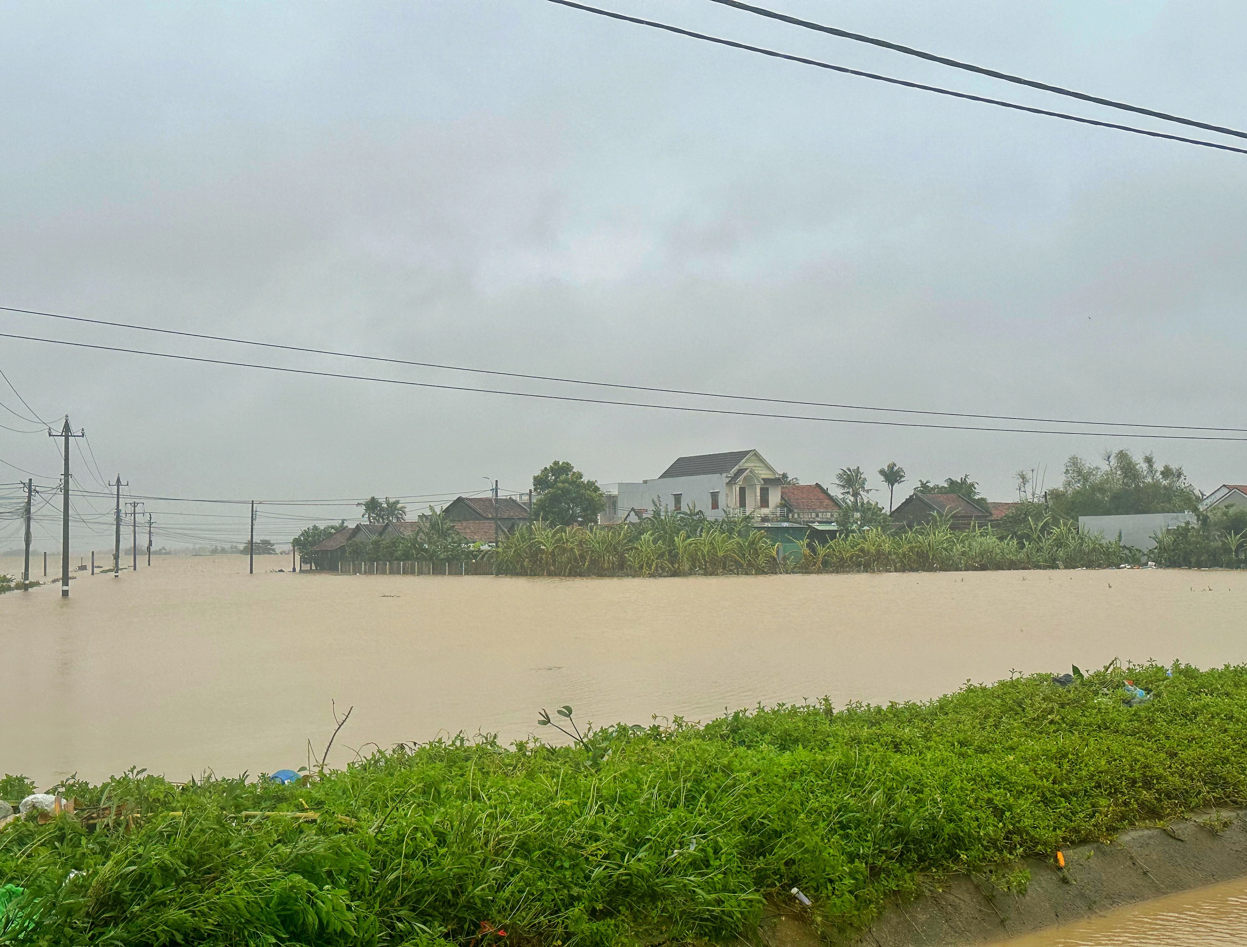 Phú Yên cũ trong cùng một khung cảnh: Ngày lũ và ngày nắng lên - Ảnh 2.