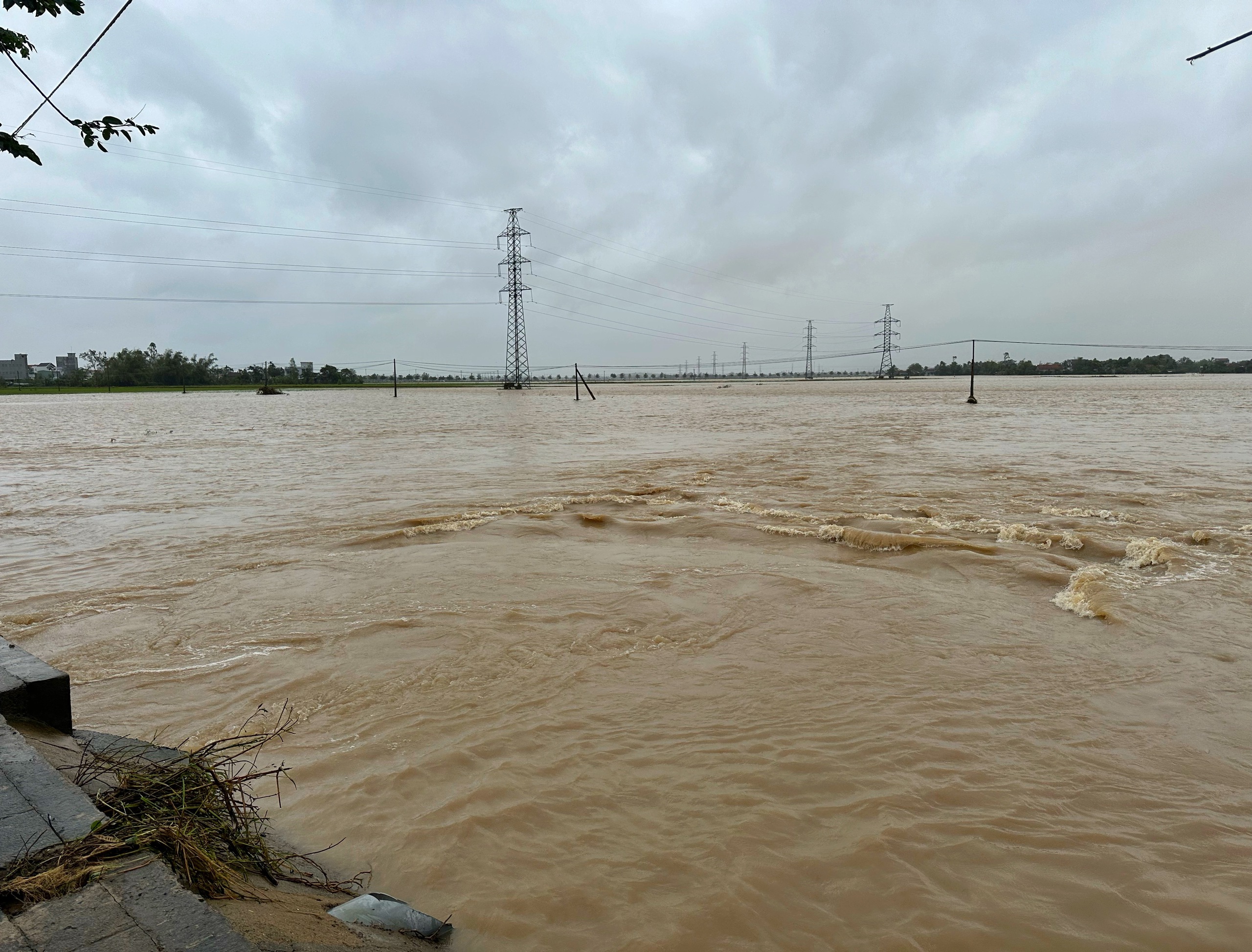 Phú Yên cũ trong cùng một khung cảnh: Ngày lũ và ngày nắng lên - Ảnh 6.