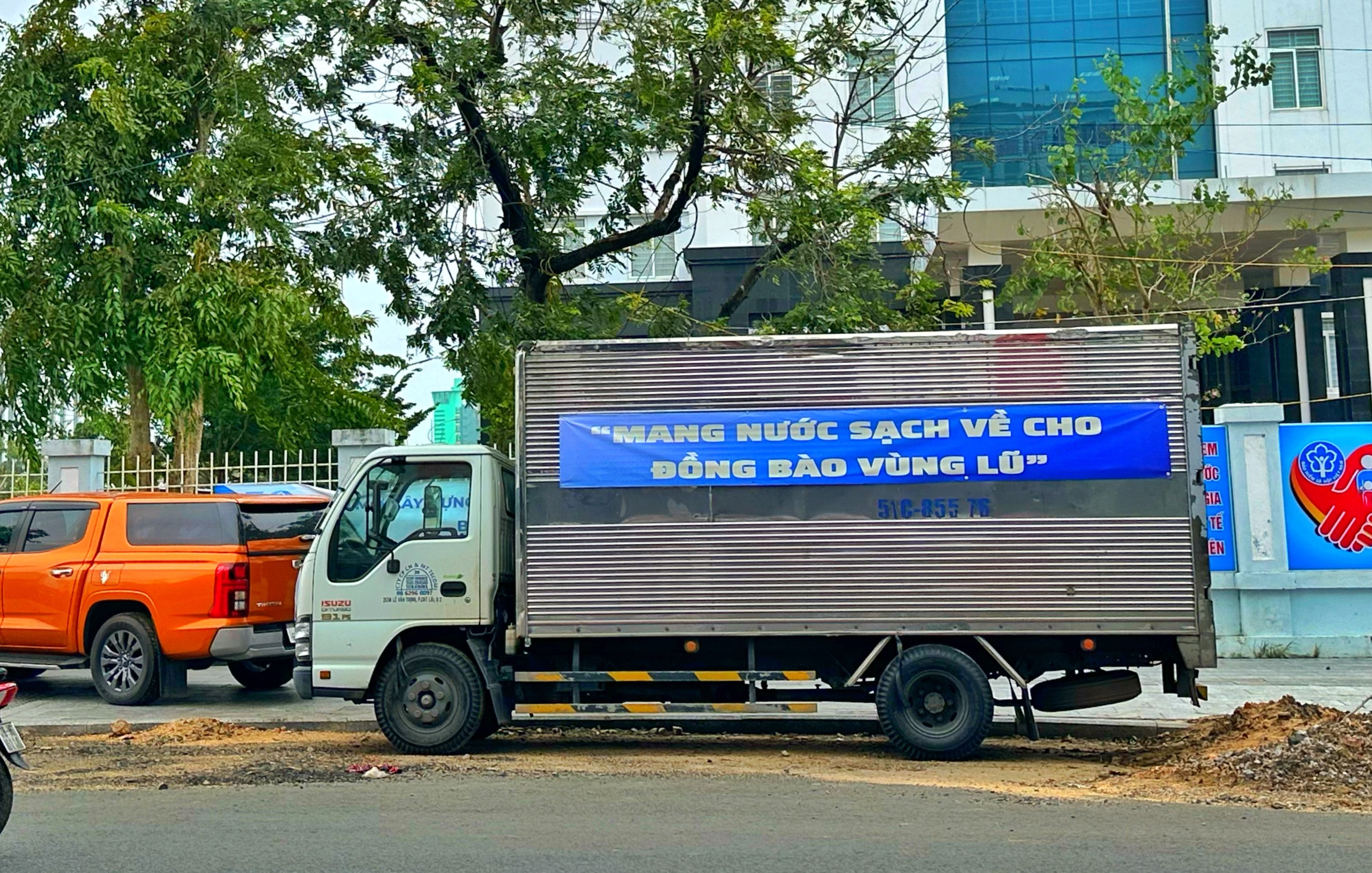 Hôm nay, đoàn xe cứu trợ khắp mọi miền Tổ quốc tiếp tục tiến về vùng lũ - Ảnh 12.