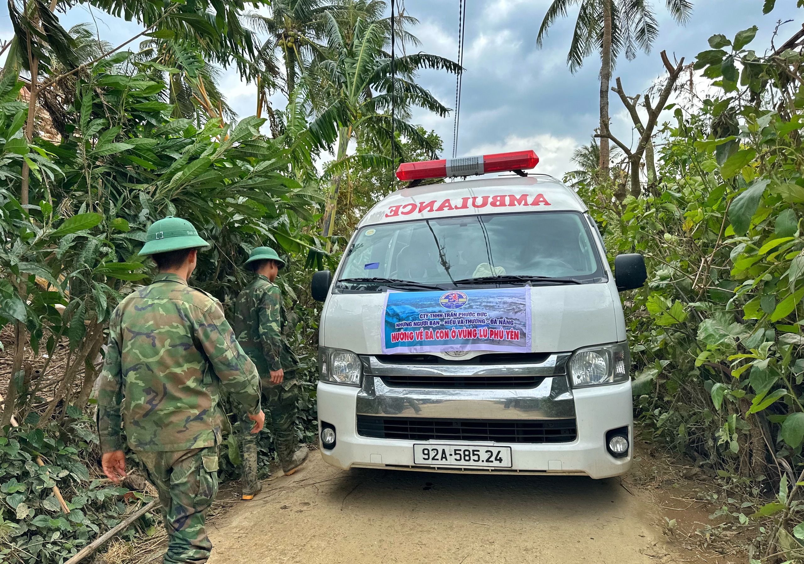 Hôm nay, đoàn xe cứu trợ khắp mọi miền Tổ quốc tiếp tục tiến về vùng lũ - Ảnh 2.