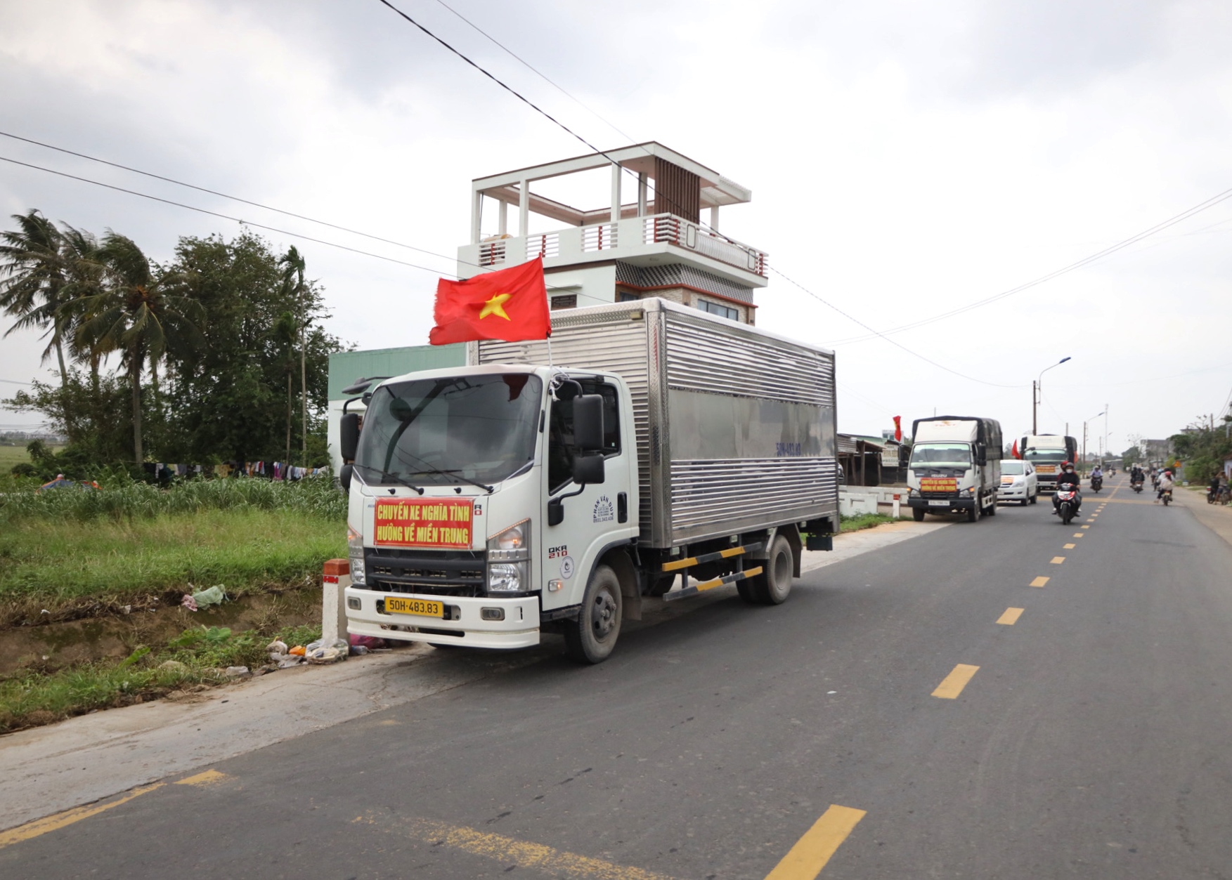 Hôm nay, đoàn xe cứu trợ khắp mọi miền Tổ quốc tiếp tục tiến về vùng lũ - Ảnh 10.