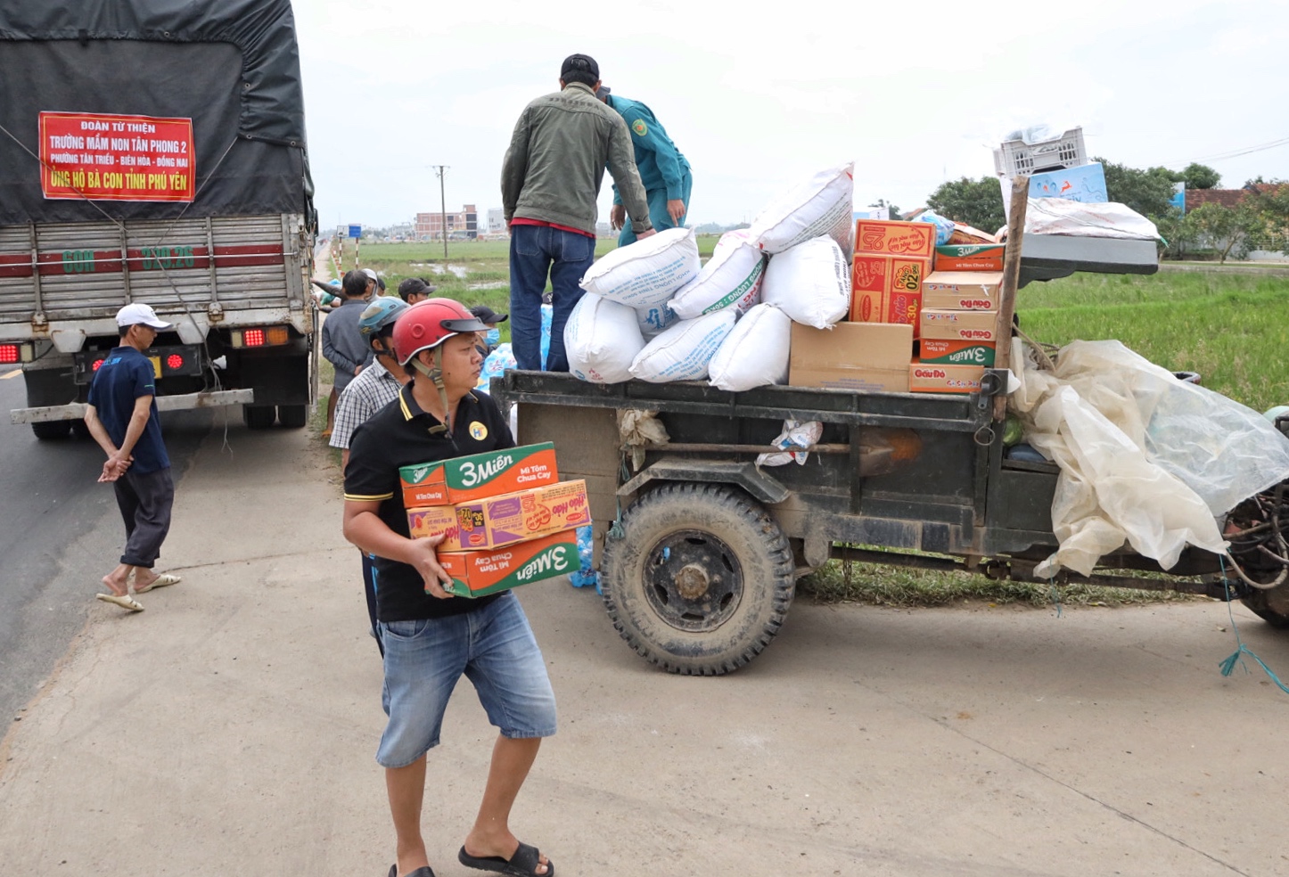 Hôm nay, đoàn xe cứu trợ khắp mọi miền Tổ quốc tiếp tục tiến về vùng lũ - Ảnh 11.