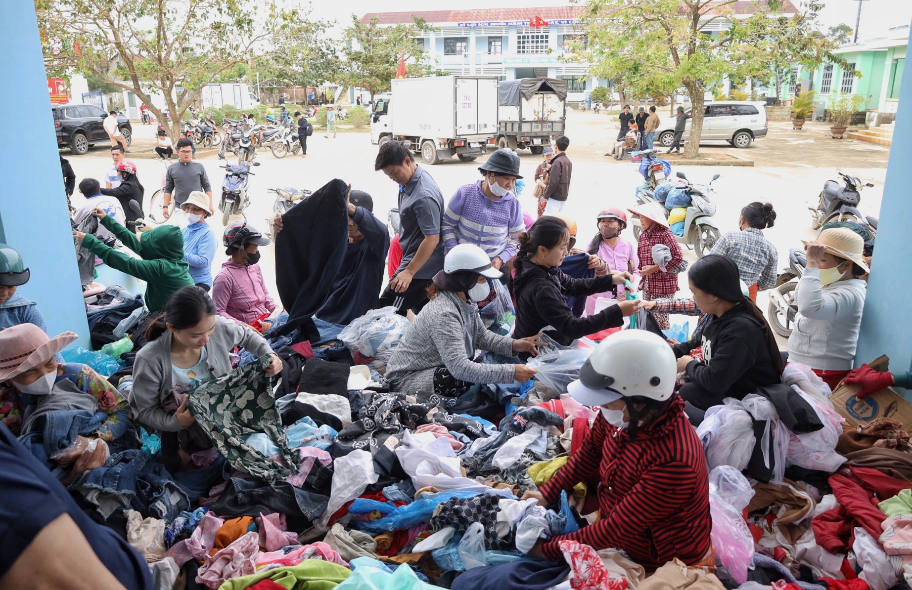 Hôm nay, đoàn xe cứu trợ khắp mọi miền Tổ quốc tiếp tục tiến về vùng lũ - Ảnh 4.