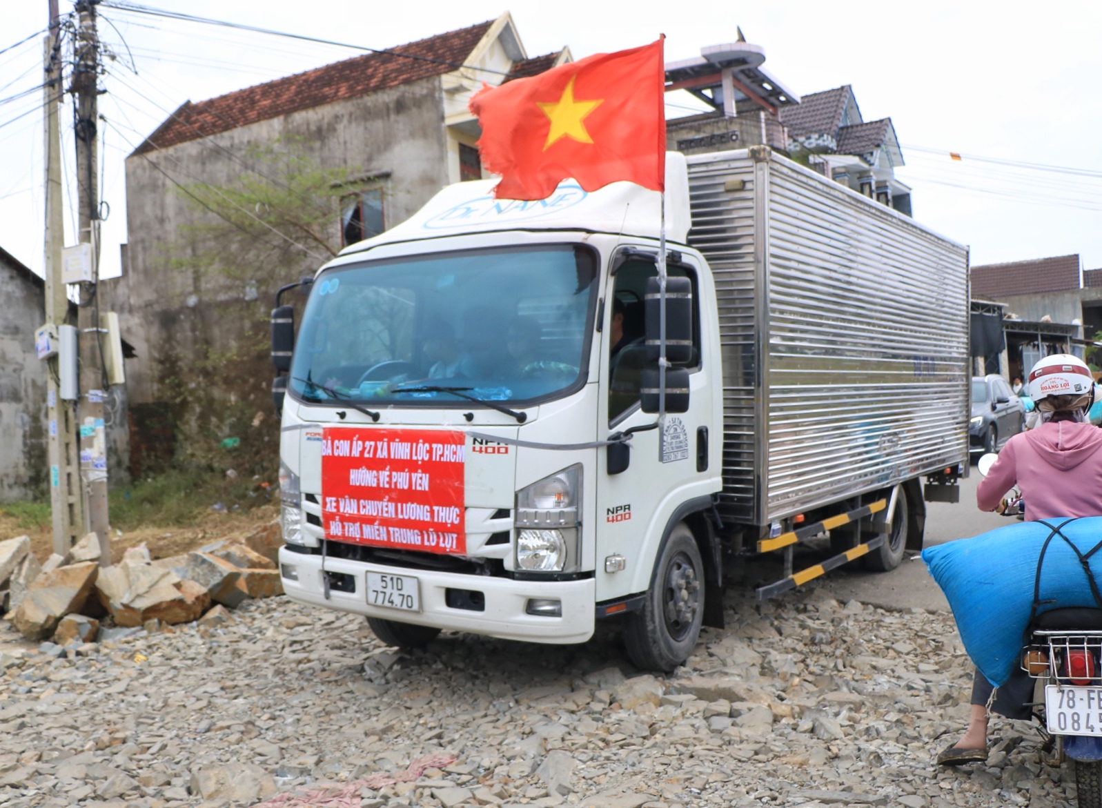 Hôm nay, đoàn xe cứu trợ khắp mọi miền Tổ quốc tiếp tục tiến về vùng lũ - Ảnh 1.