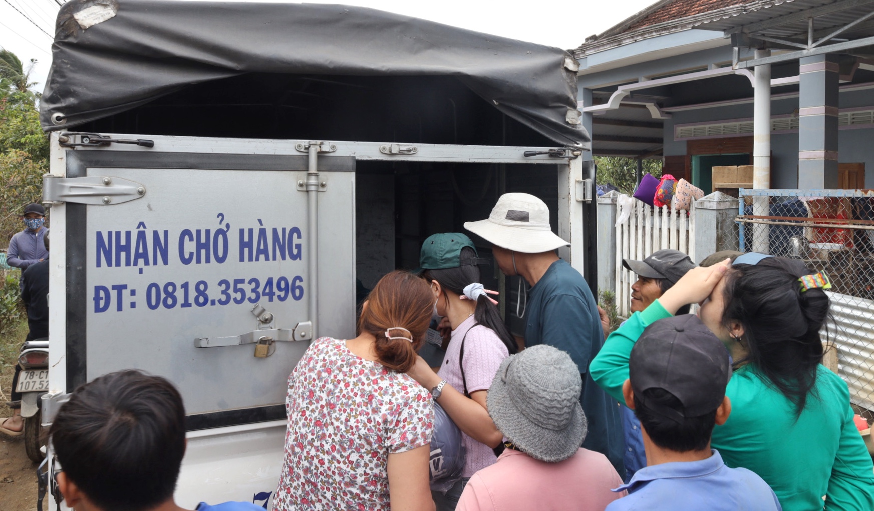 Hôm nay, đoàn xe cứu trợ khắp mọi miền Tổ quốc tiếp tục tiến về vùng lũ - Ảnh 9.