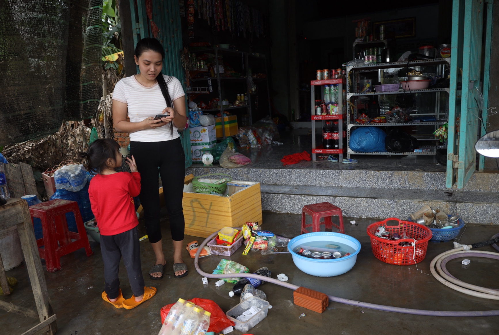 Bà con chật vật mưu sinh sau lũ lịch sử ở Hòa Thịnh: Khó khăn trăm bề - Ảnh 2.