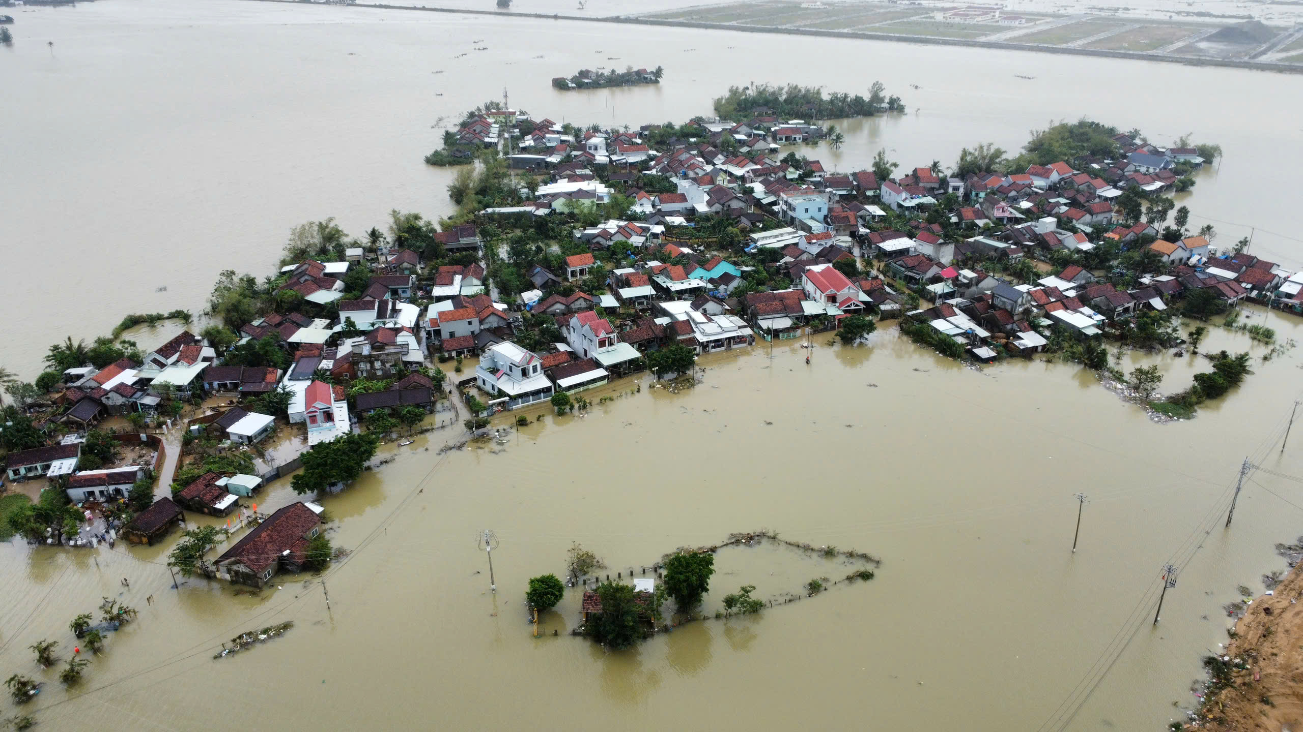 Ban Bí thư: Điều chỉnh vận hành hồ chứa thủy điện, ưu tiên cắt lũ hạ du - Ảnh 1.