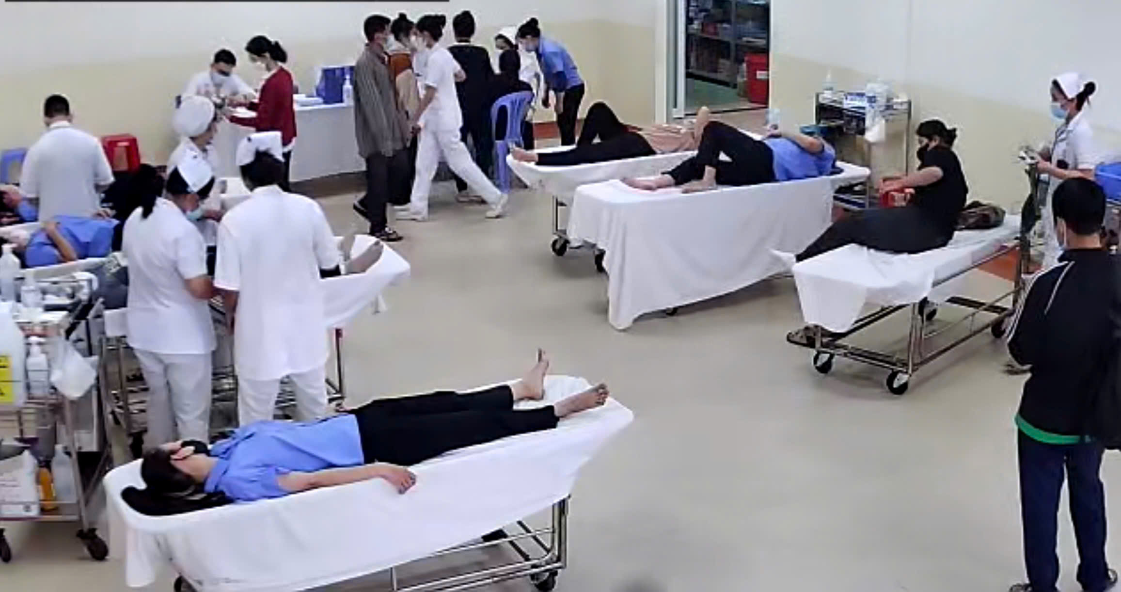 TP.HCM: Gần 80 công nhân, học sinh nhập viện nghi ngộ độc thực phẩm, phản vệ thức ăn- Ảnh 1. TP.HCM: Gần 80 công nhân, học sinh nhập viện nghi ngộ độc thực phẩm, phản vệ thức ăn- Ảnh 1.