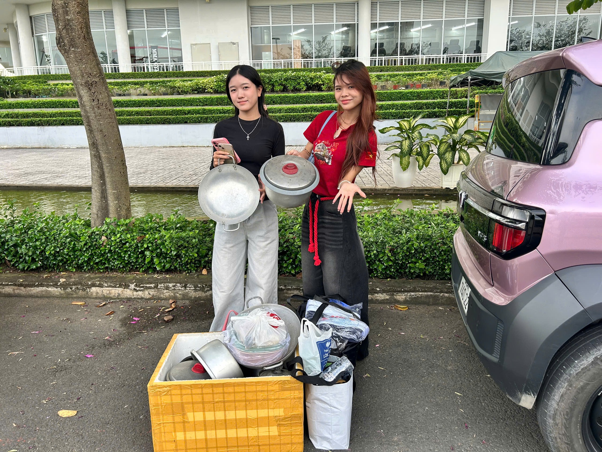 TP.HCM: Mang nồi, ni&ecirc;u, xoong, chảo&hellip; ủng hộ b&agrave; con v&ugrave;ng lũ - Ảnh 1.