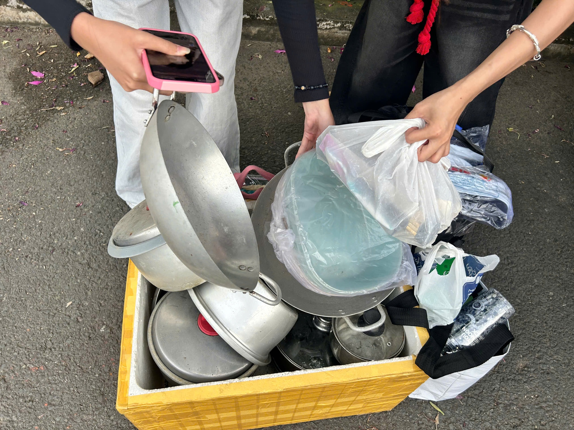 TP.HCM: Mang nồi, ni&ecirc;u, xoong, chảo&hellip; ủng hộ b&agrave; con v&ugrave;ng lũ - Ảnh 2.