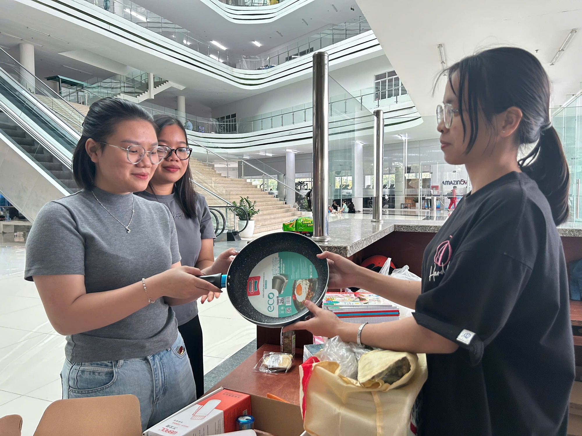 TP.HCM: Mang nồi, ni&ecirc;u, xoong, chảo&hellip; ủng hộ b&agrave; con v&ugrave;ng lũ - Ảnh 3.