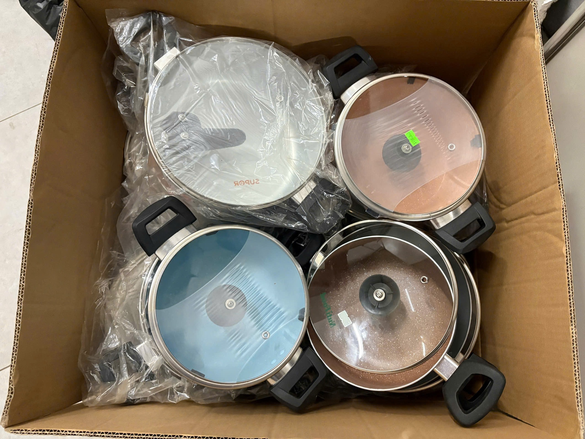 TP.HCM: Mang nồi, ni&ecirc;u, xoong, chảo&hellip; ủng hộ b&agrave; con v&ugrave;ng lũ - Ảnh 5.