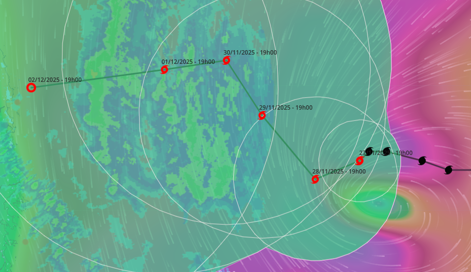  Bão số 15 (bão Koto) bất ngờ 'đứng im', sẽ suy yếu trước khi vào miền Trung- Ảnh 1.