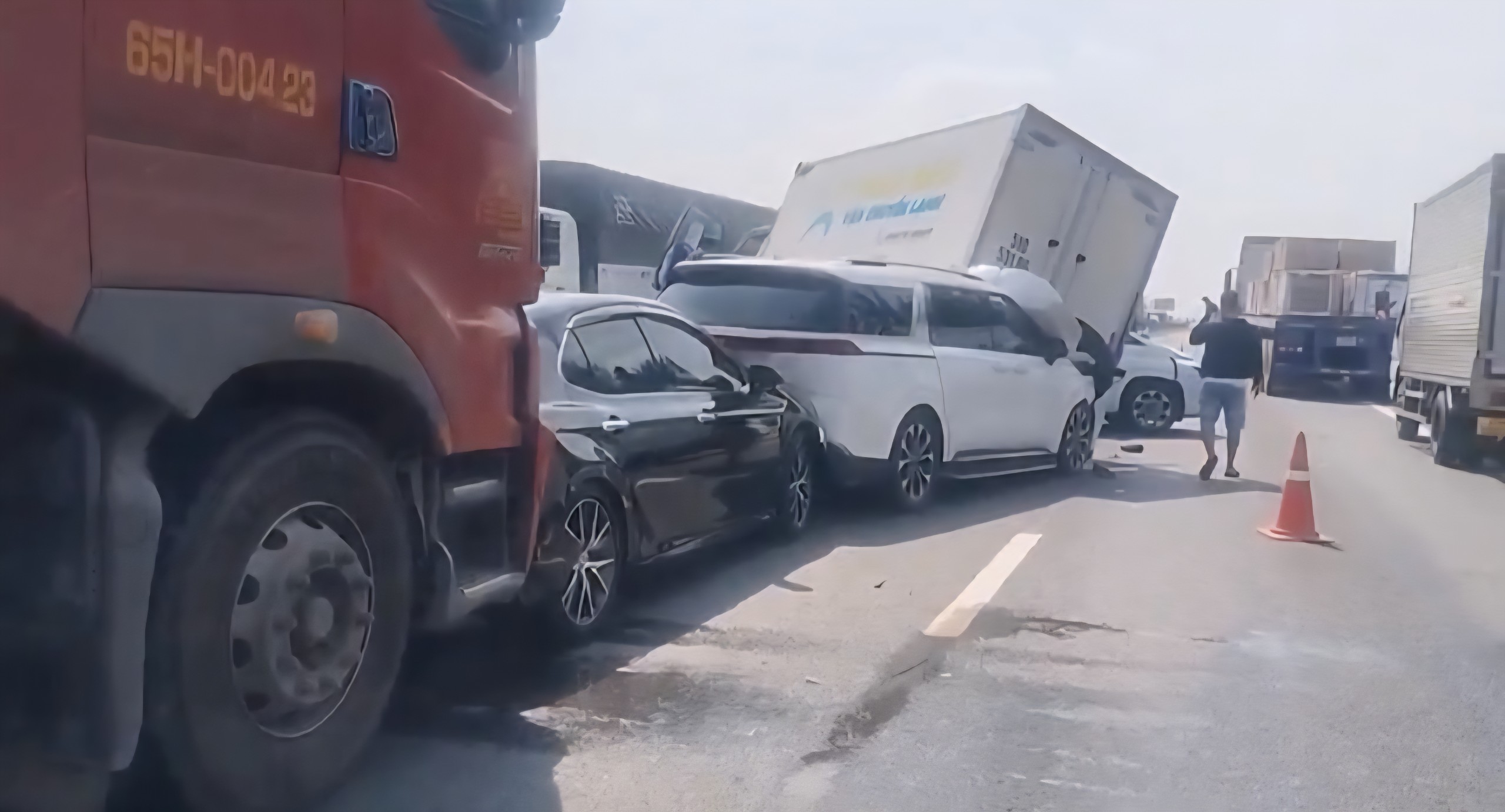 6 ô tô tông liên hoàn trên cao tốc TP.HCM - Trung Lương - Ảnh 3.