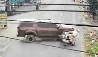 Tài xế xe bán tải húc mô tô đặc chủng ở Tây Ninh rồi bỏ trốn - Ảnh 1.