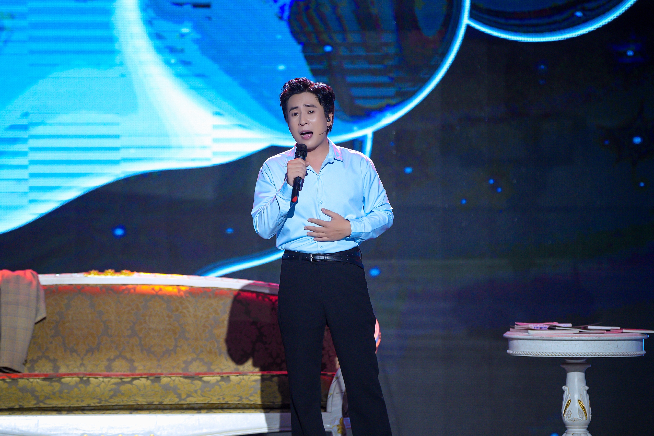 Chàng trai trẻ gây chú ý khi hát nhạc Nguyễn Vũ là ai? - Ảnh 1.