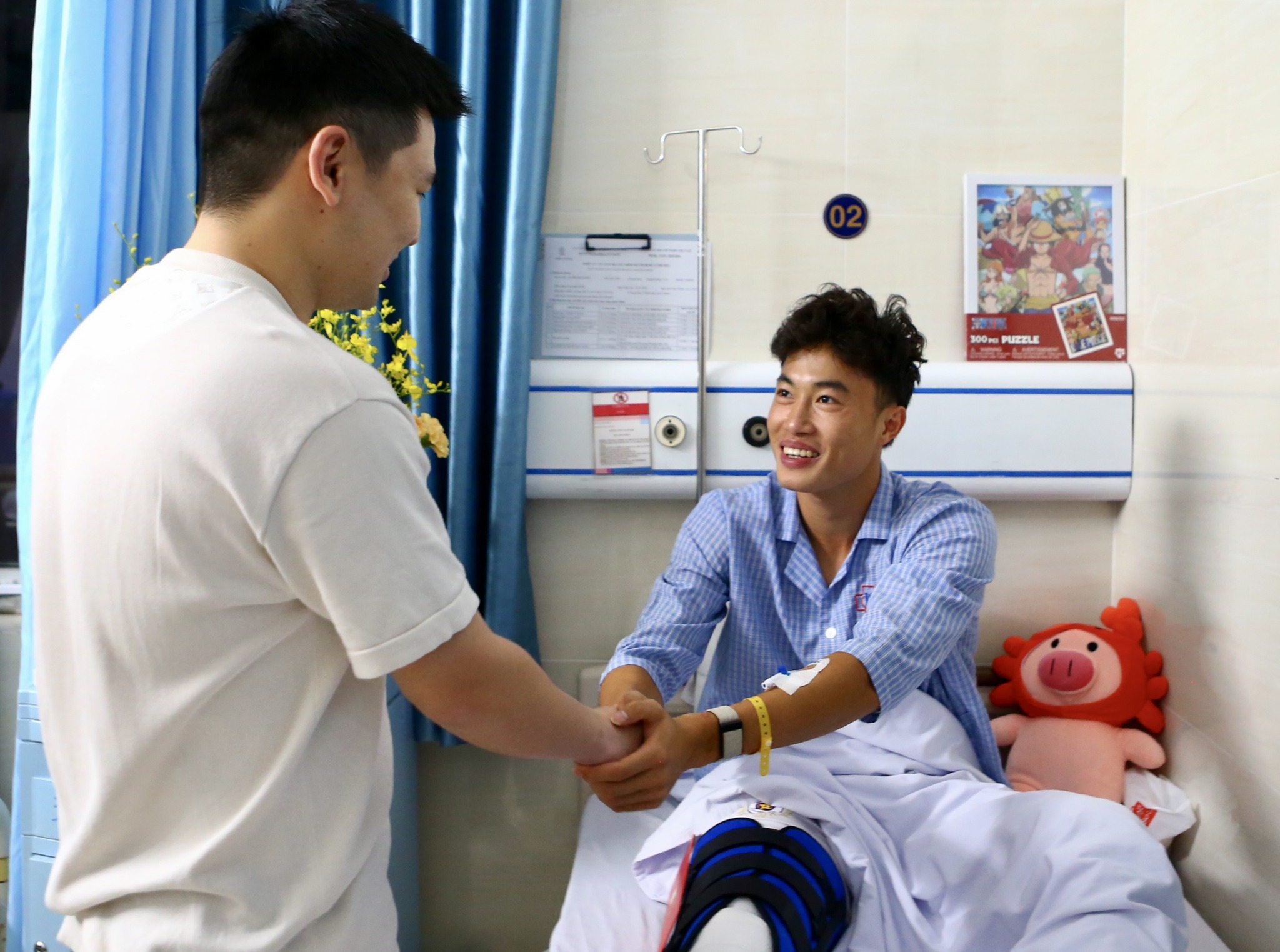 Ngôi sao U.23 Việt Nam Văn Trường phẫu thuật thành công, hẹn ngày trở lại sân cỏ - Ảnh 1.