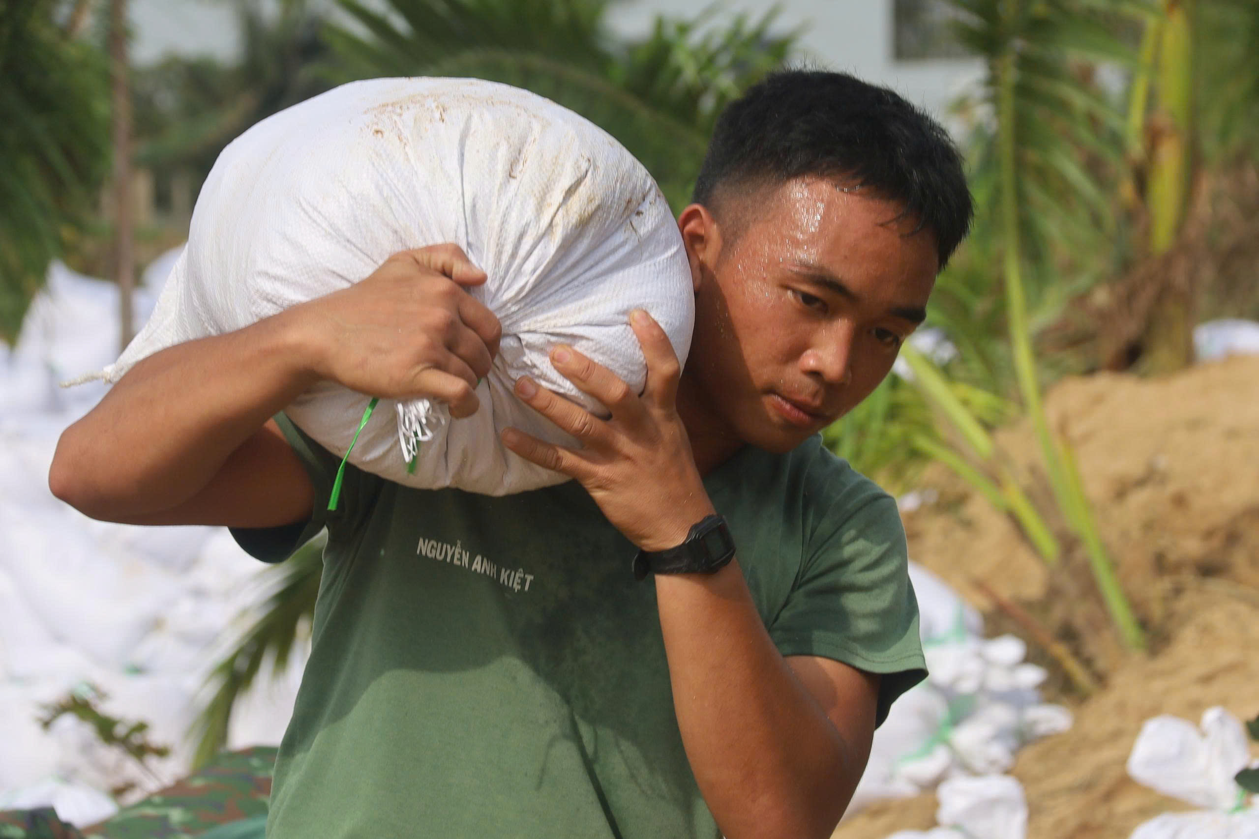 Trước bão số 15: 'Việc khổng lồ chỉ quân đội mới làm nổi'- Ảnh 4. Trước bão số 15: 'Việc khổng lồ chỉ quân đội mới làm nổi'- Ảnh 4.