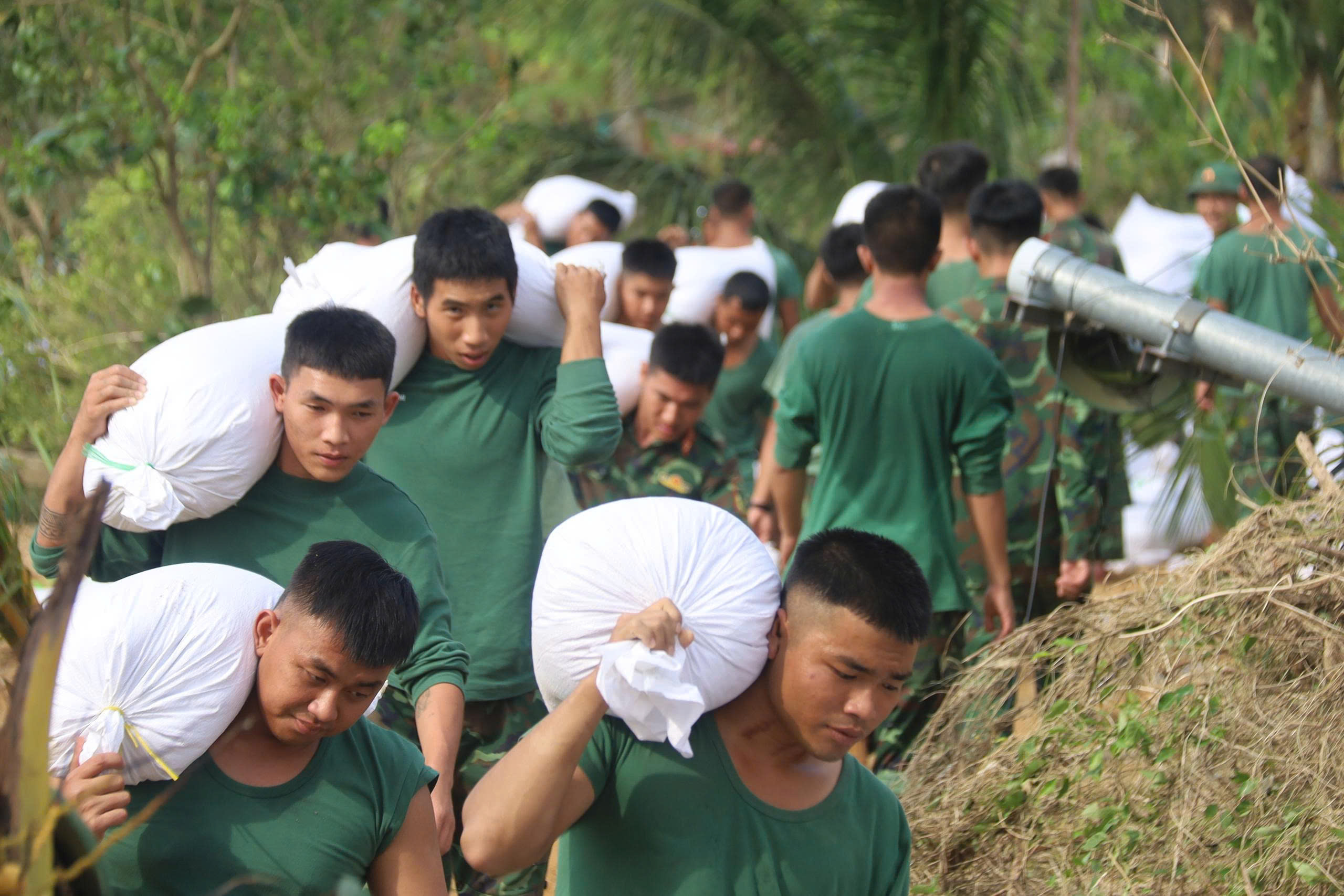 Trước bão số 15: 'Việc khổng lồ chỉ quân đội mới làm nổi'- Ảnh 6. Trước bão số 15: 'Việc khổng lồ chỉ quân đội mới làm nổi'- Ảnh 6.