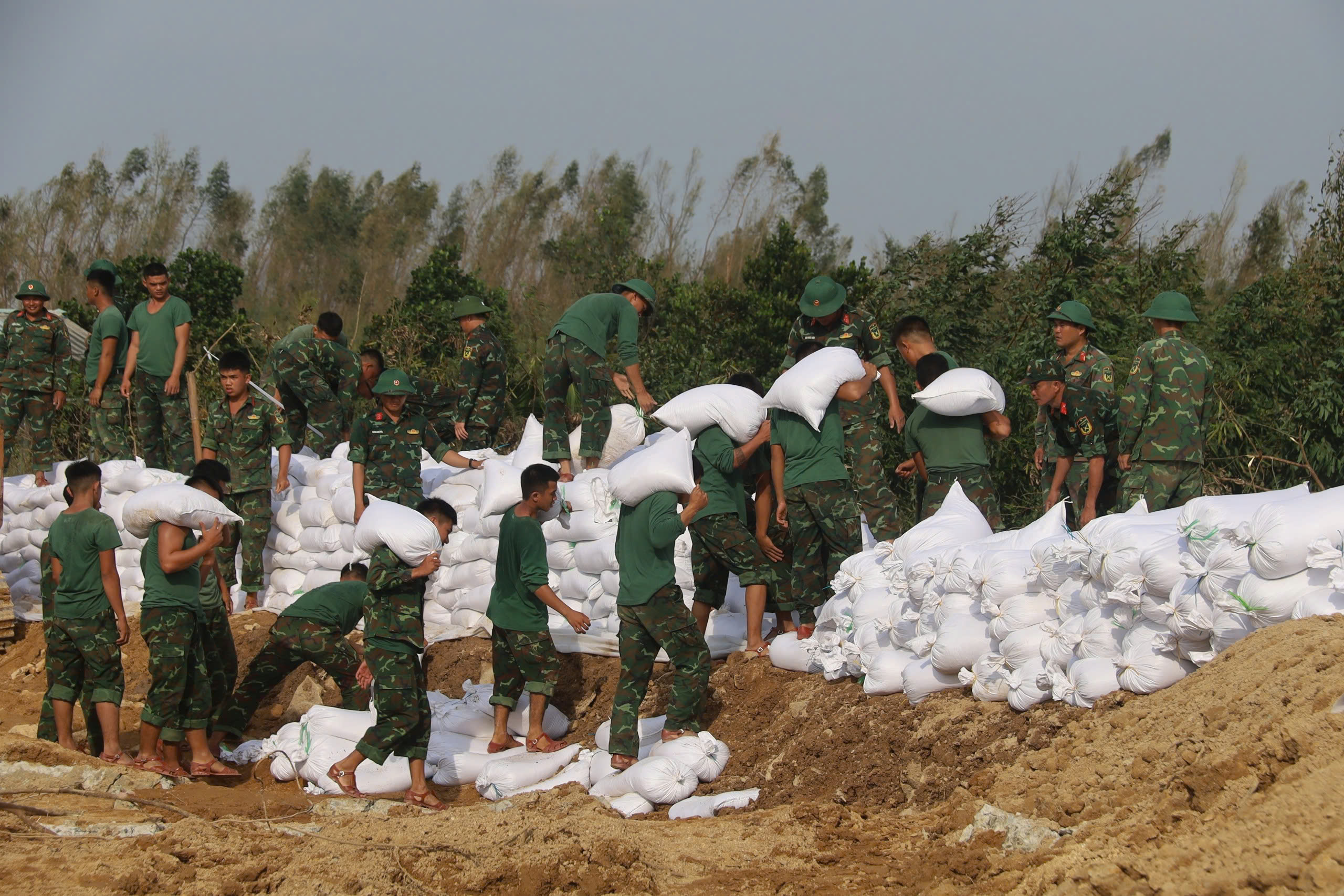 Trước bão số 15: 'Việc khổng lồ chỉ quân đội mới làm nổi'- Ảnh 5. Trước bão số 15: 'Việc khổng lồ chỉ quân đội mới làm nổi'- Ảnh 5.