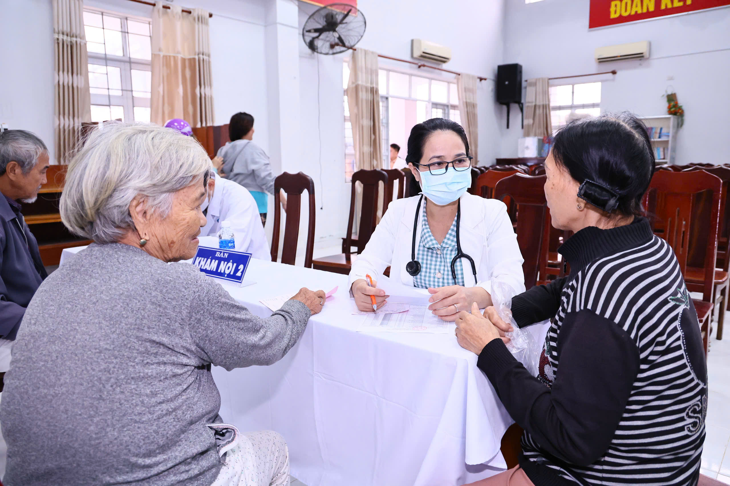 Giám đốc Sở Y tế Đồng Nai kể hành trình nghĩa tình đến vùng lũ Đắk Lắk- Ảnh 1.