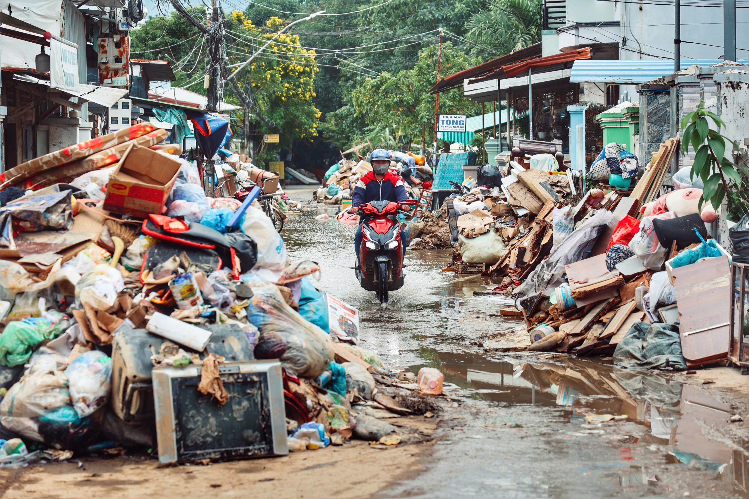 Khánh Hòa: ‘Núi’ rác chồng chất sau lũ - Ảnh 8.
