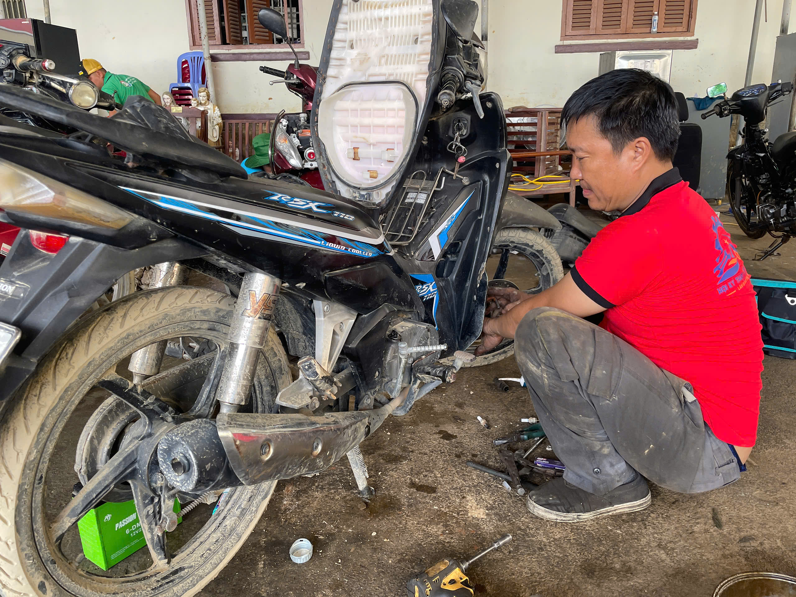 100 Thợ sửa xe từ miền bắc hỗ trợ người dân khánh hòa khắc phục hậu quả lũ lụt - Ảnh 2.