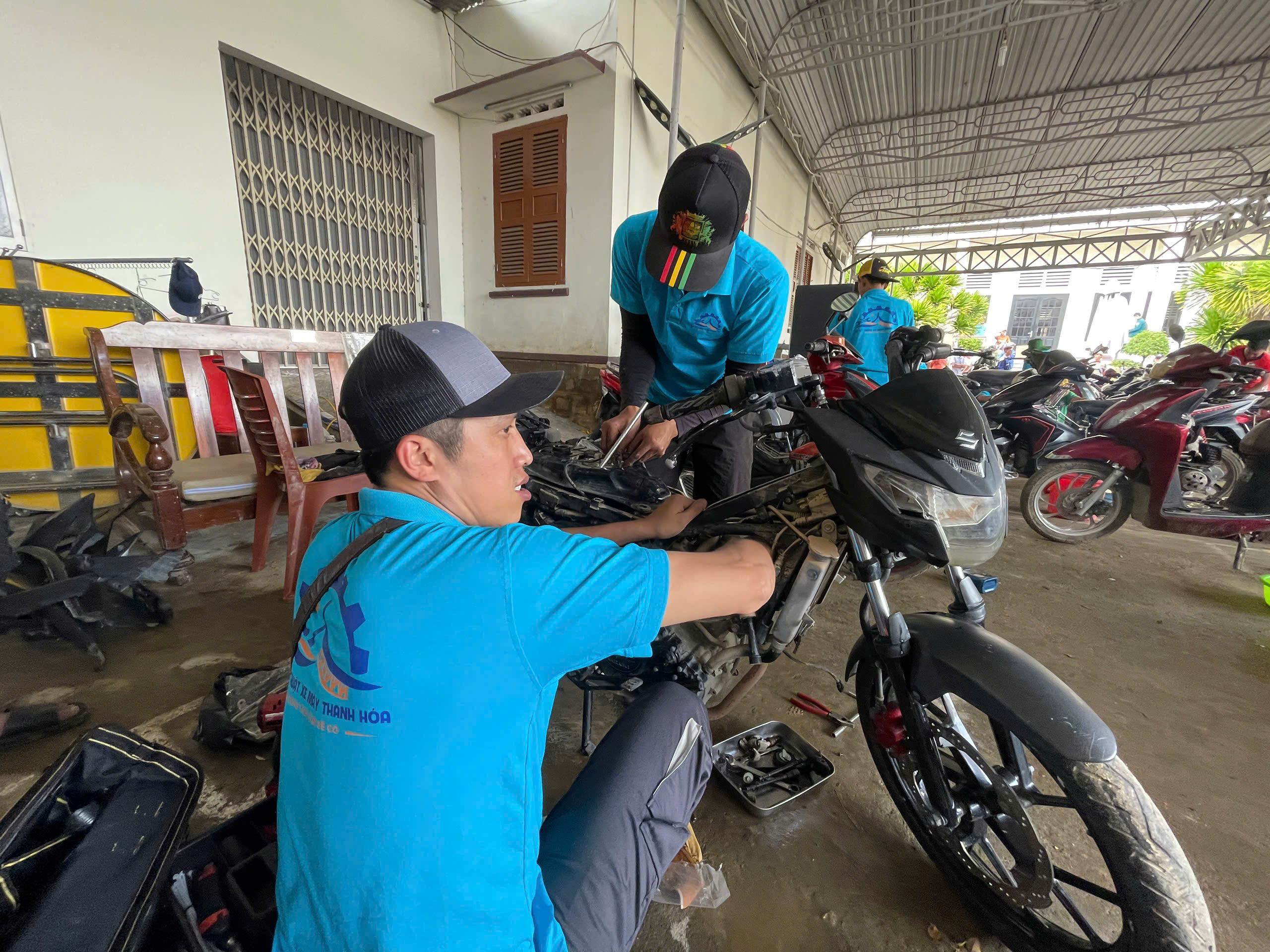 100 Thợ sửa xe từ miền bắc hỗ trợ người dân khánh hòa khắc phục hậu quả lũ lụt - Ảnh 4.