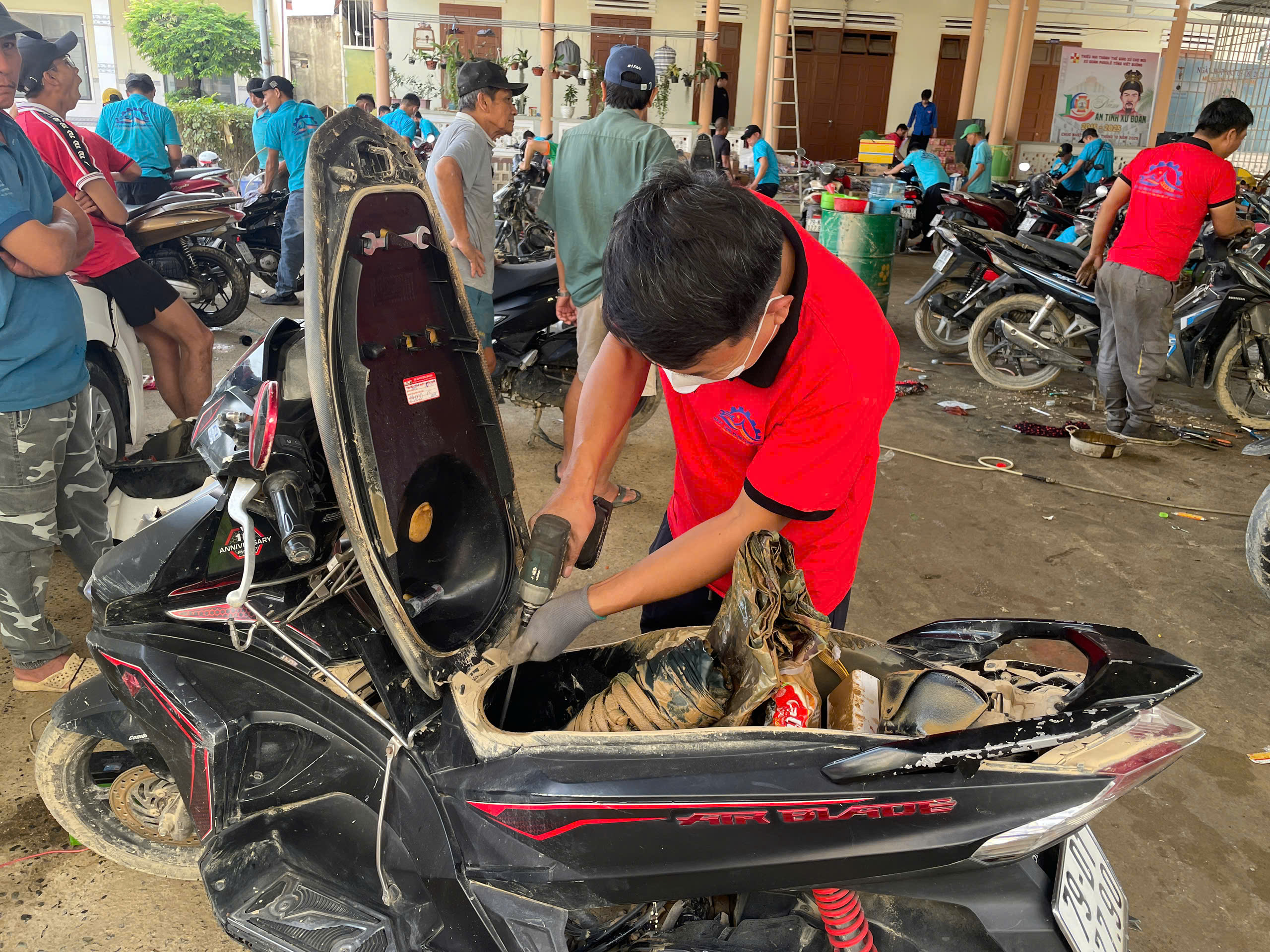 100 Thợ sửa xe từ miền bắc hỗ trợ người dân khánh hòa khắc phục hậu quả lũ lụt - Ảnh 14.