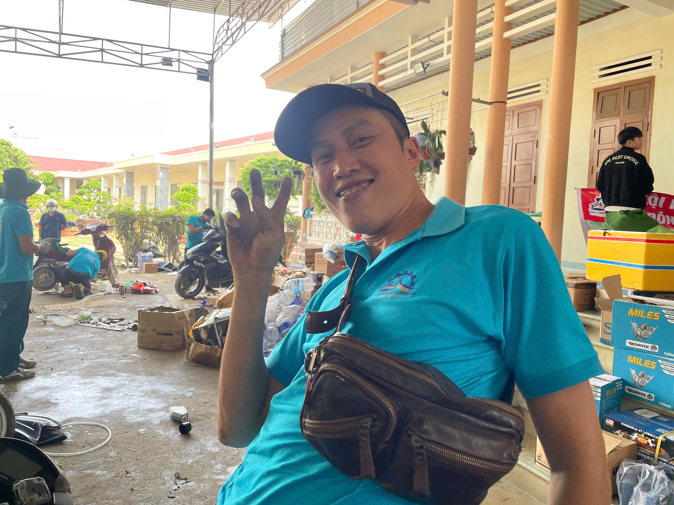 100 Thợ sửa xe từ miền bắc hỗ trợ người dân khánh hòa khắc phục hậu quả lũ lụt - Ảnh 3.