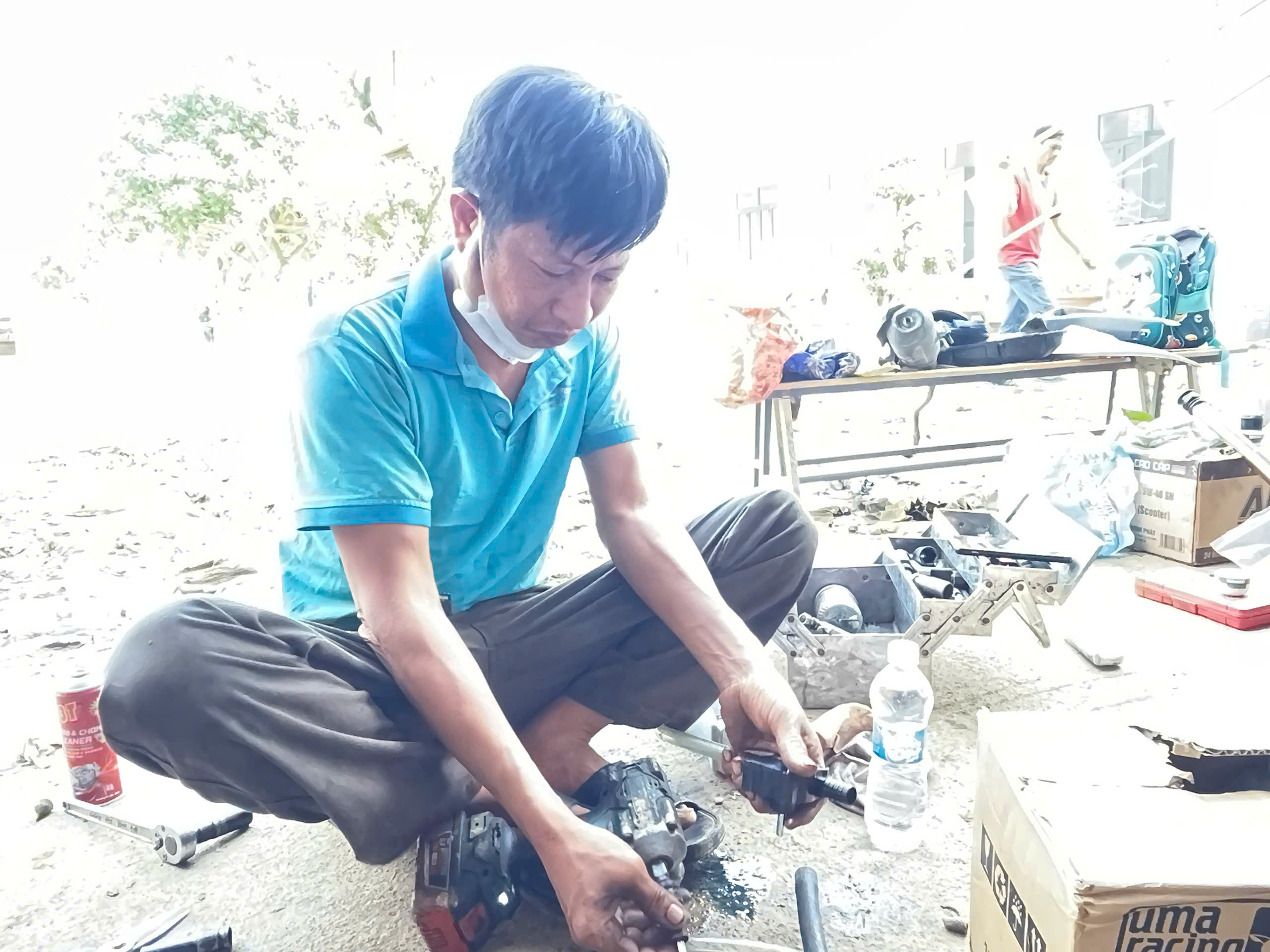 100 Thợ sửa xe từ miền bắc hỗ trợ người dân khánh hòa khắc phục hậu quả lũ lụt - Ảnh 9.