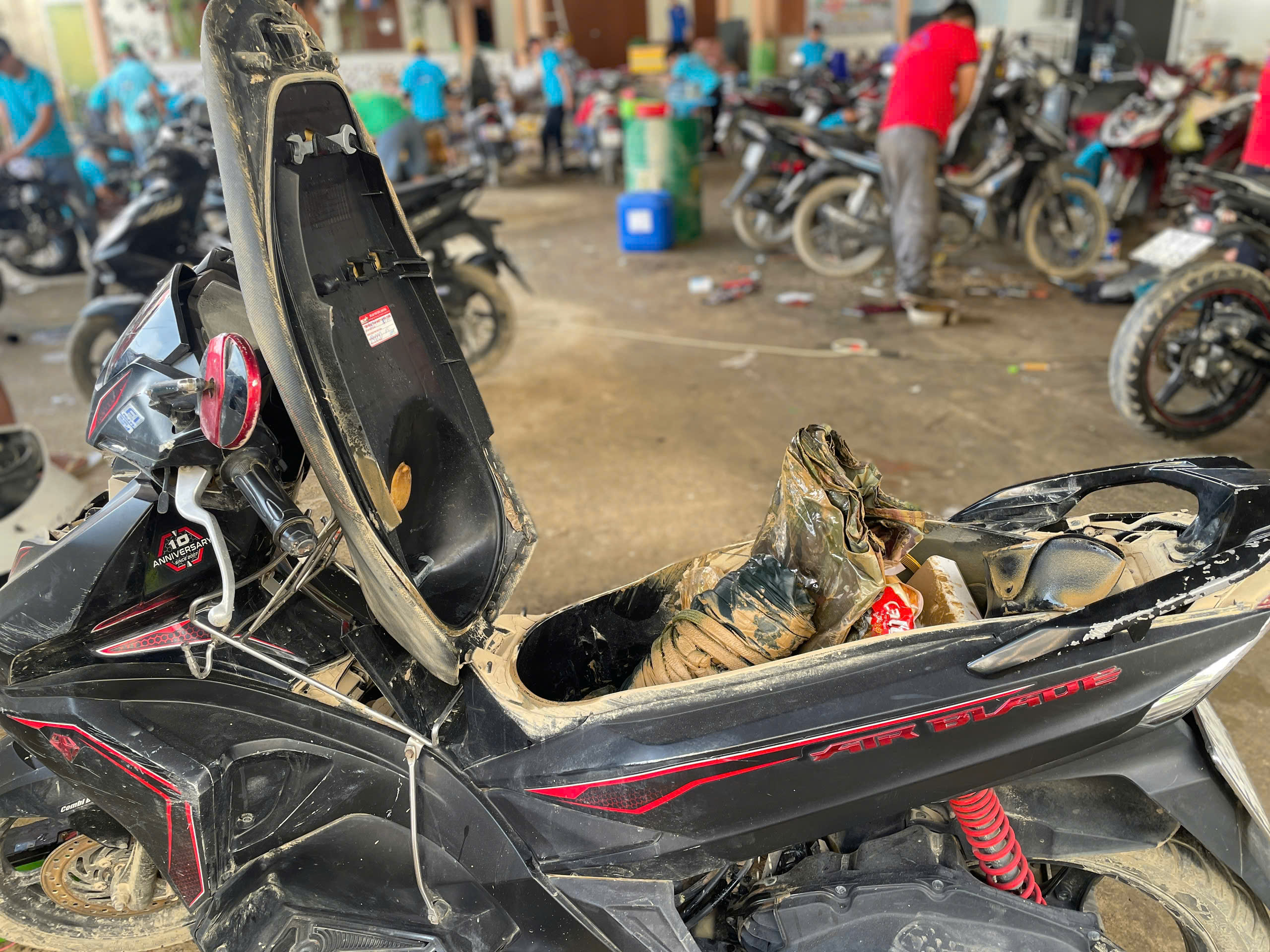 100 Thợ sửa xe từ miền bắc hỗ trợ người dân khánh hòa khắc phục hậu quả lũ lụt - Ảnh 13.