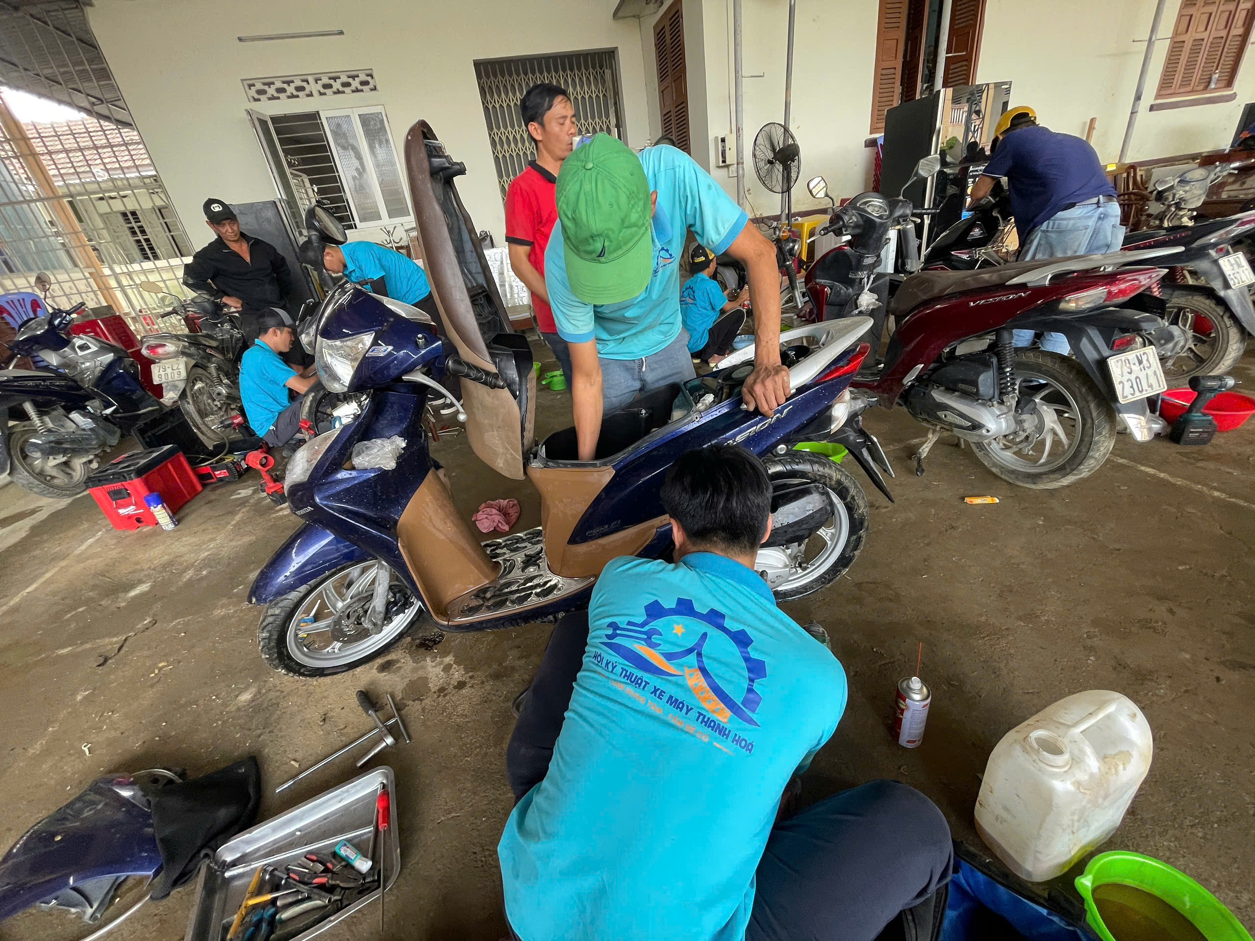 100 Thợ sửa xe từ miền bắc hỗ trợ người dân khánh hòa khắc phục hậu quả lũ lụt - Ảnh 10.