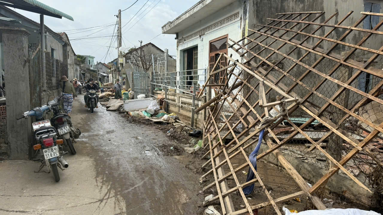 'Nước lũ mà có sóng': Xóm Bầu ở Đắk Lắk tan hoang, 8 căn nhà bị đánh sập - Ảnh 2.