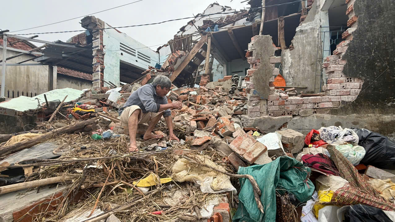 'Nước lũ mà có sóng': Xóm Bầu ở Đắk Lắk tan hoang, 8 căn nhà bị đánh sập - Ảnh 1.