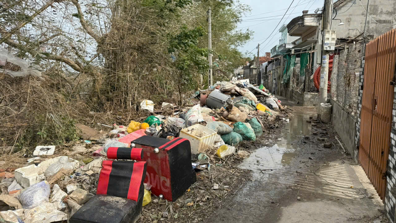 'Nước lũ mà có sóng': Xóm Bầu ở Đắk Lắk tan hoang, 8 căn nhà bị đánh sập - Ảnh 3.