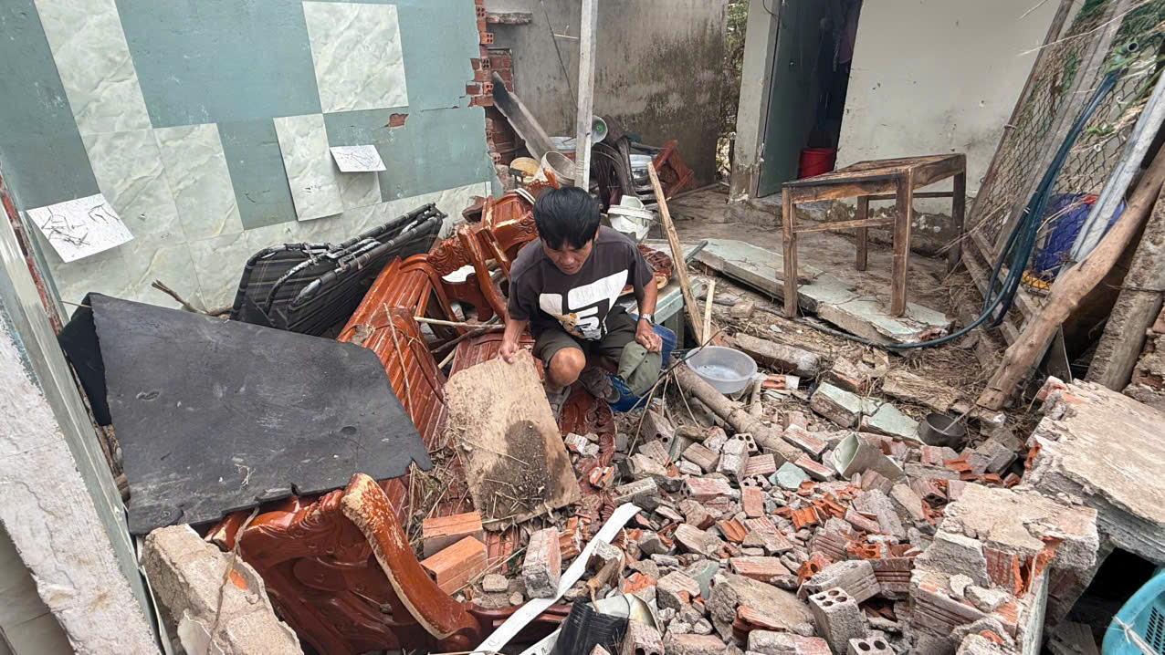 'Nước lũ mà có sóng': Xóm Bầu ở Đắk Lắk tan hoang, 8 căn nhà bị đánh sập - Ảnh 5.