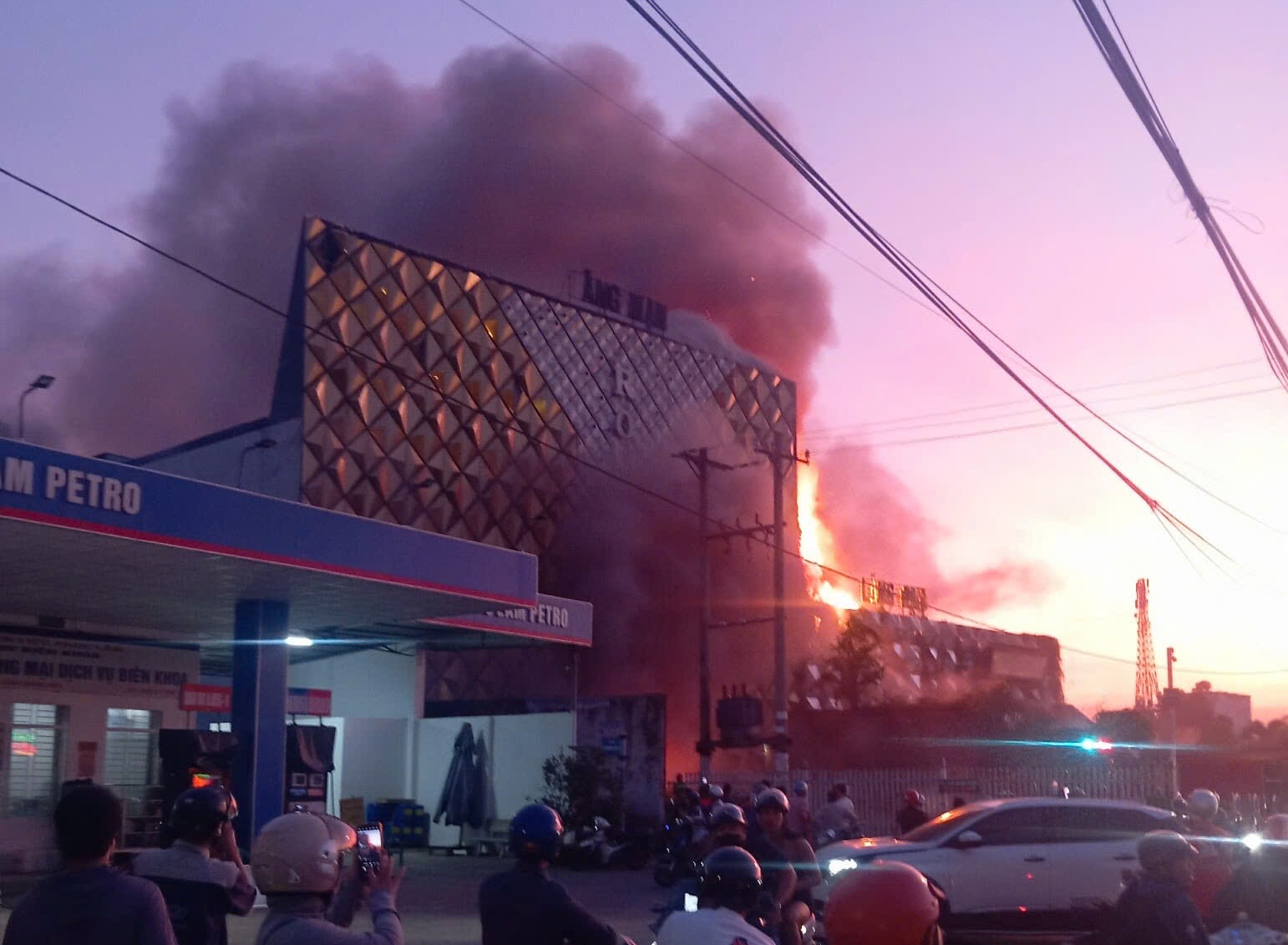 Cháy quán bar, karaoke đã ngưng hoạt động ở Đồng Nai- Ảnh 1.