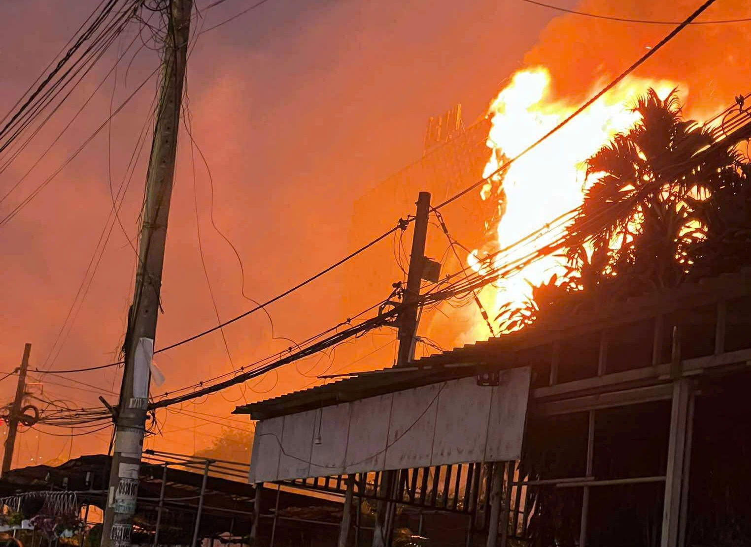 Cháy quán bar, karaoke đã ngưng hoạt động ở Đồng Nai- Ảnh 2.