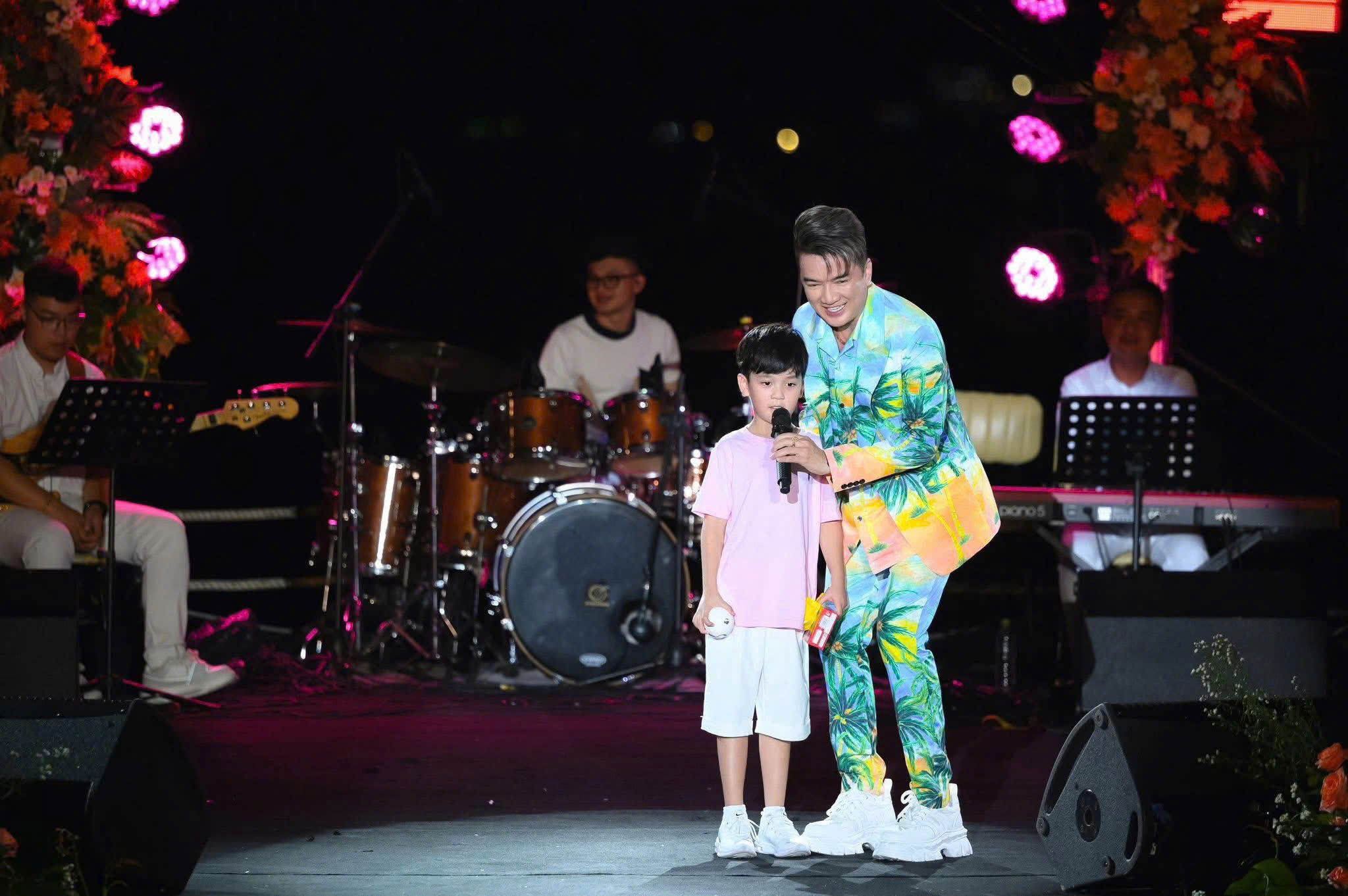 Đàm Vĩnh Hưng: Tôi chấp nhận 'dẹp sạch' show nước ngoài để được gần con - Ảnh 2.